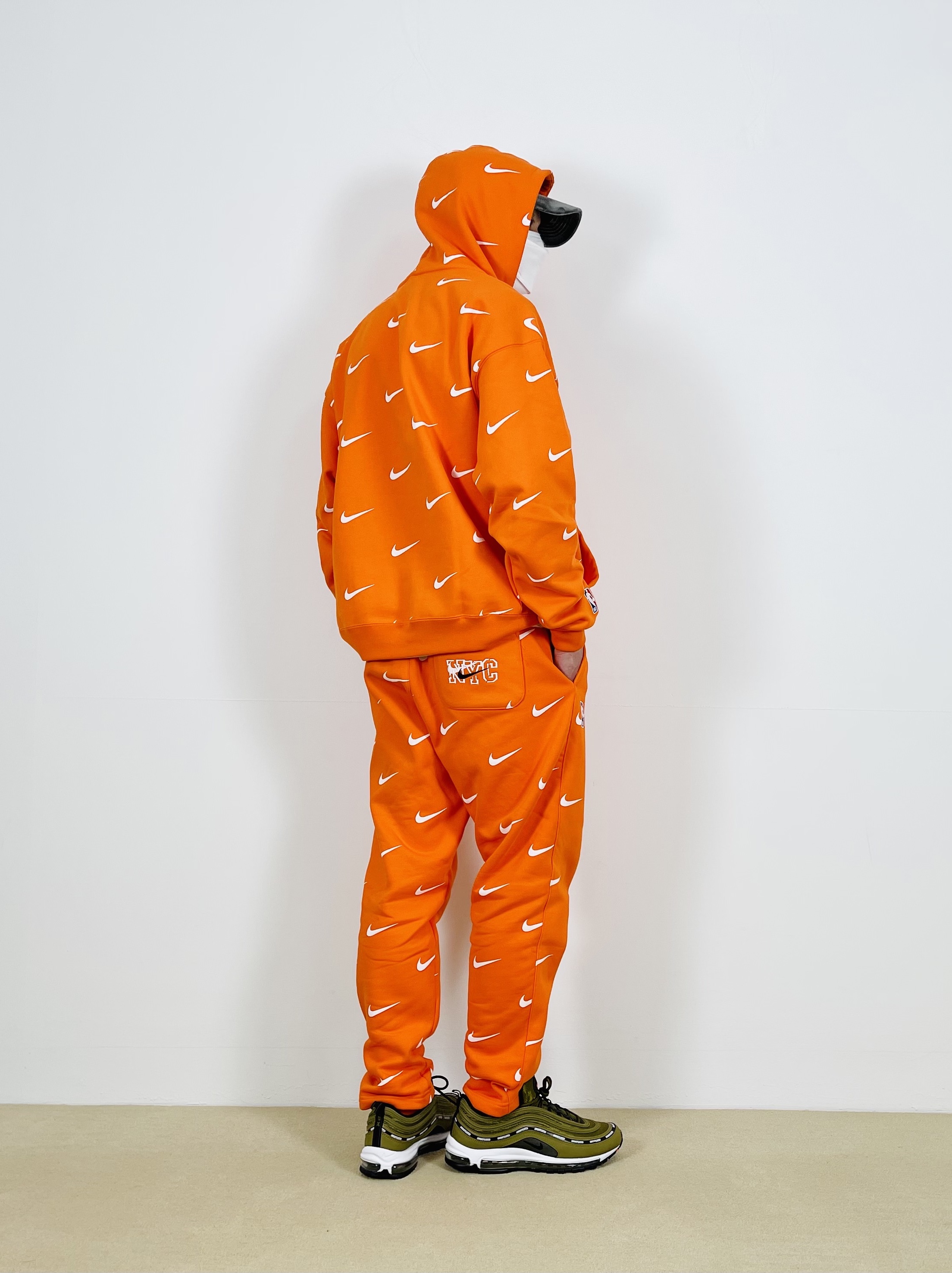 Nike x Kith New York Knicks AOP Hoodie Orange, Nike x Kith New York Knicks AOP Fleece Pants Orange 착용 스타일 - 1