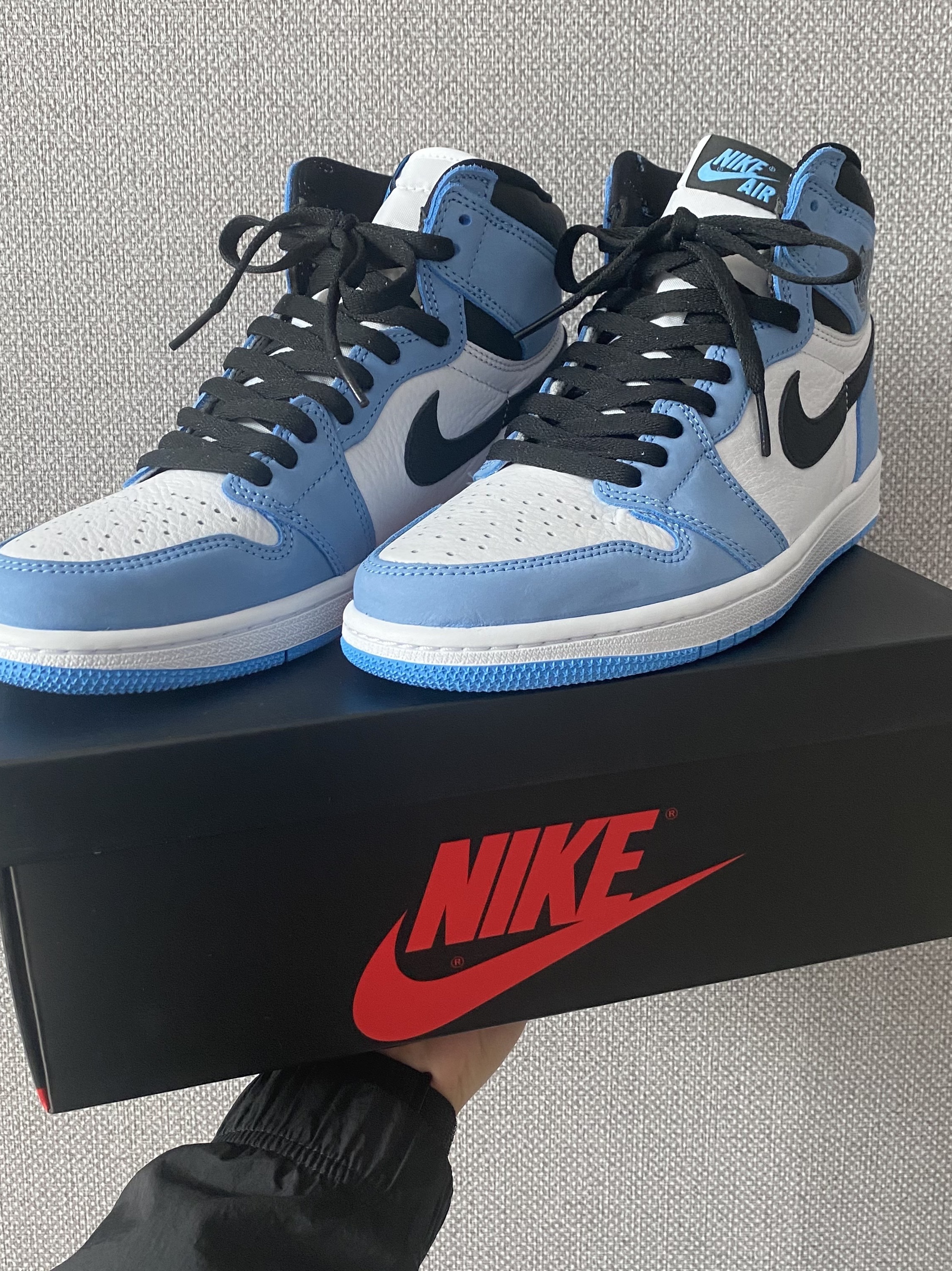 Jordan 1 Retro High OG University Blue 착용 스타일 - 2