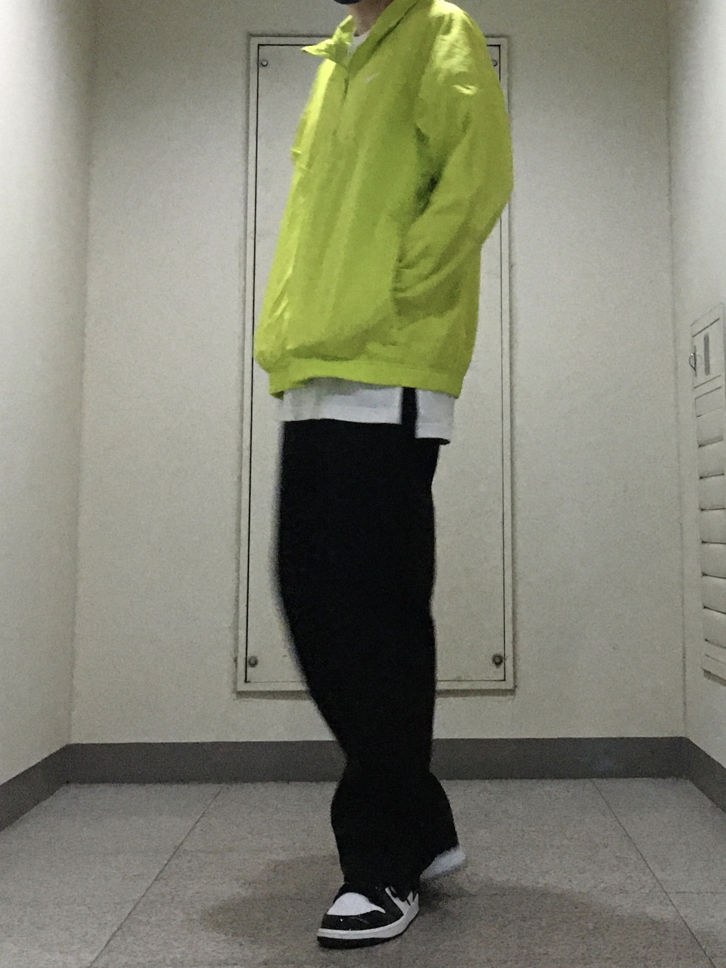 Nike x Stussy Windrunner Jacket Bright Cactus, Jordan 1 Mid SE ASW Black 착용 스타일 - 2
