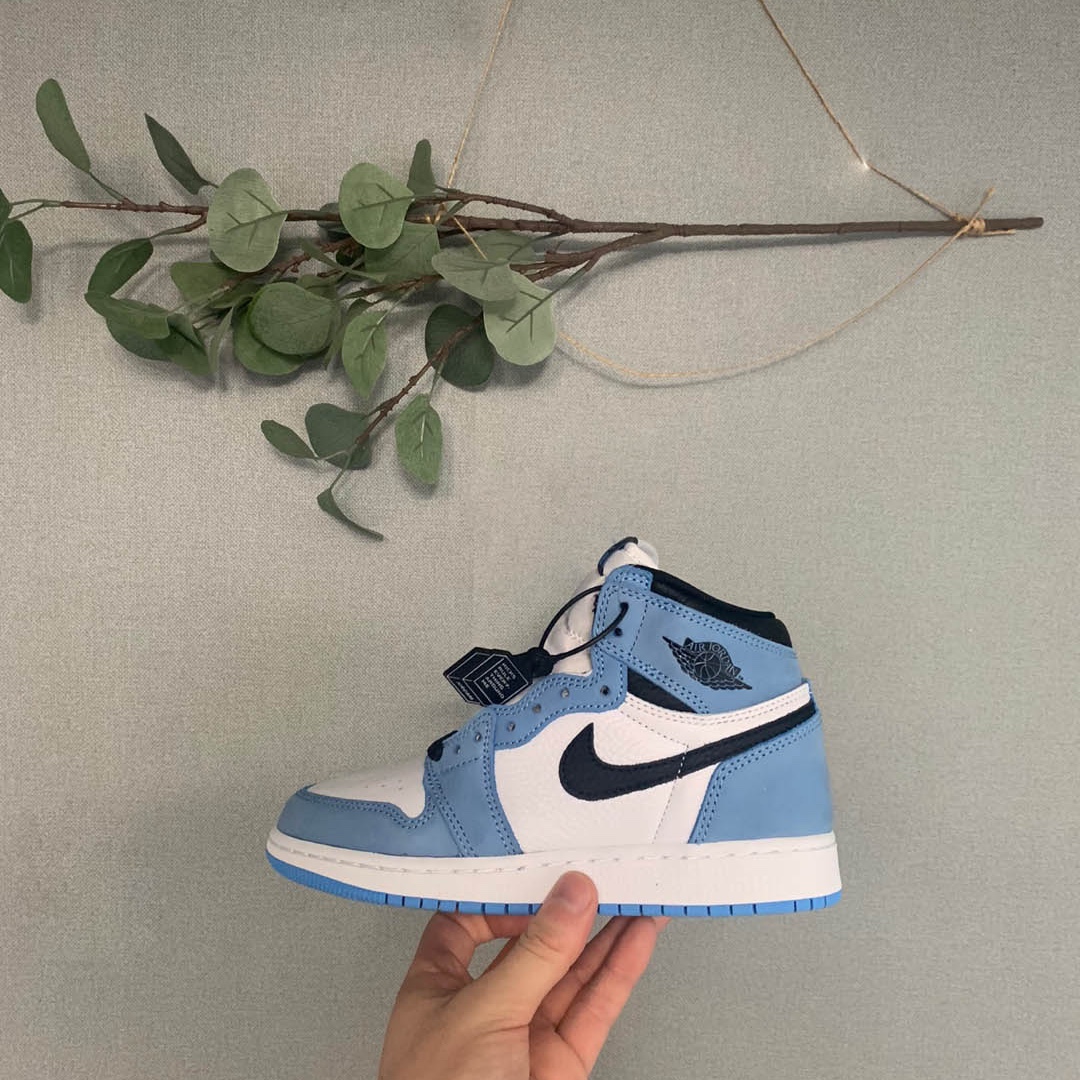 (GS) Jordan 1 Retro High OG University Blue 착용 스타일 - 1