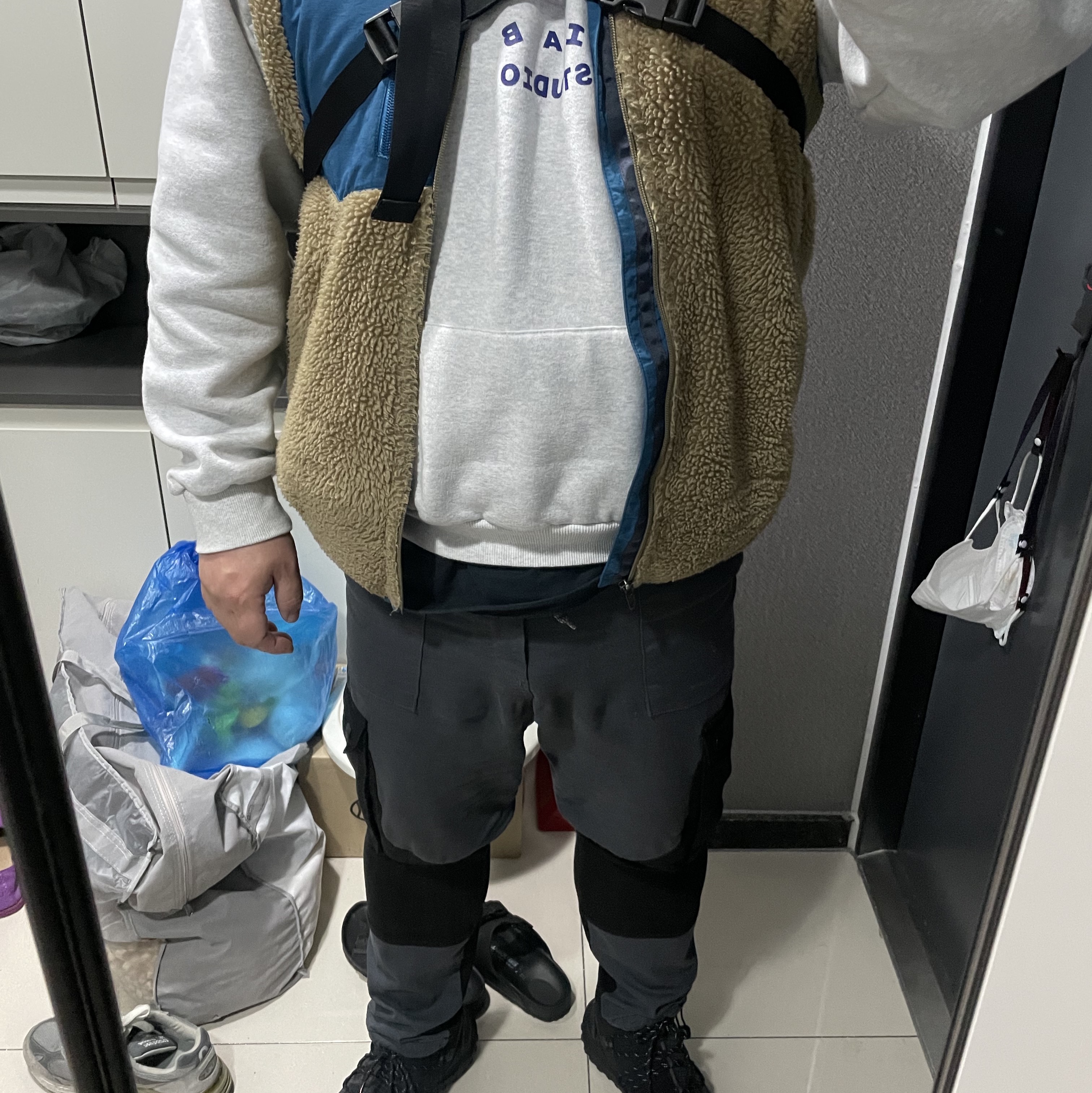 IAB Studio Half Zip Pullover Light Gray, Nike ACG Mountain Fly Low Anthracite 착용 스타일