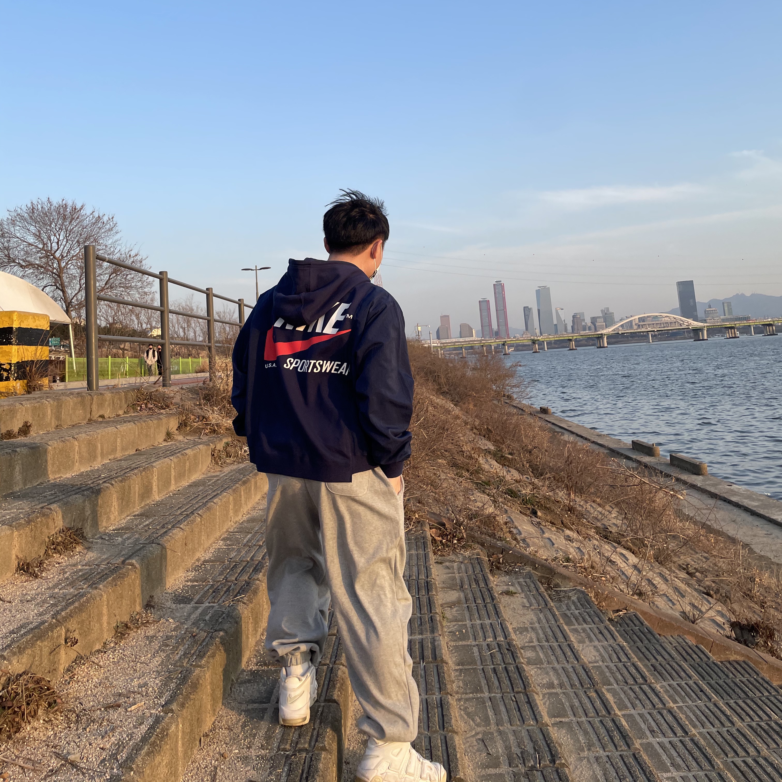 Nike Air More Uptempo Triple White, Nike NSW Hoodie BRS Midnight Navy 착용 스타일