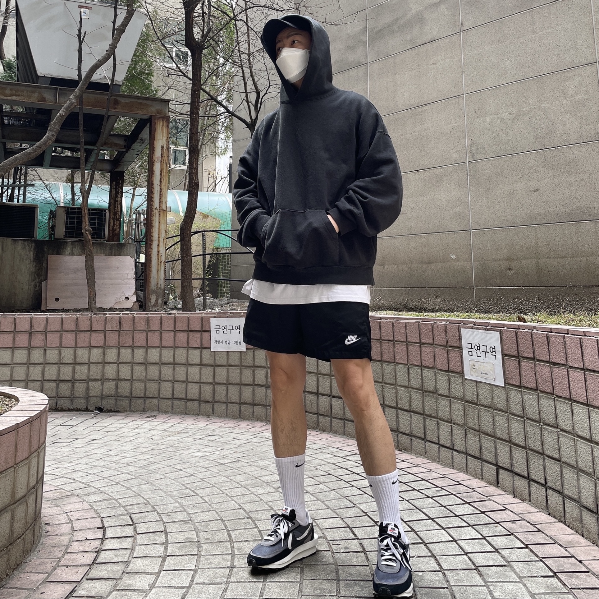 Nike x Sacai LDWaffle Black 착용 스타일 - 2