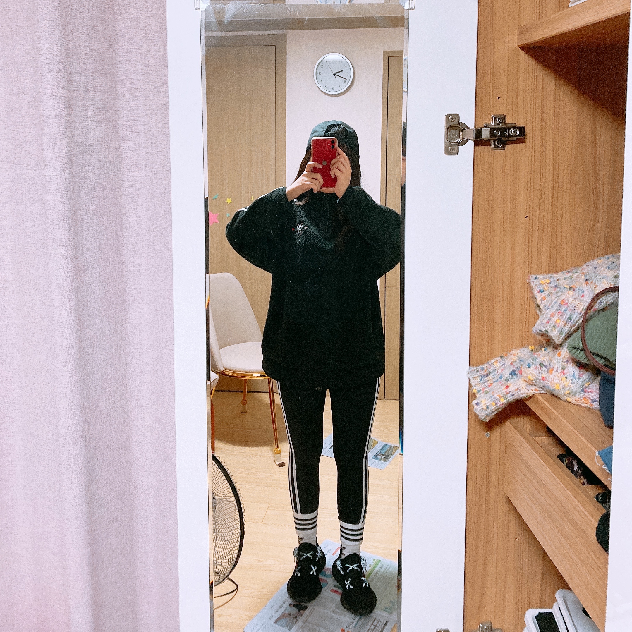 Adidas Yeezy Boost 350 V2 Black Red 2020 착용 스타일 - 1