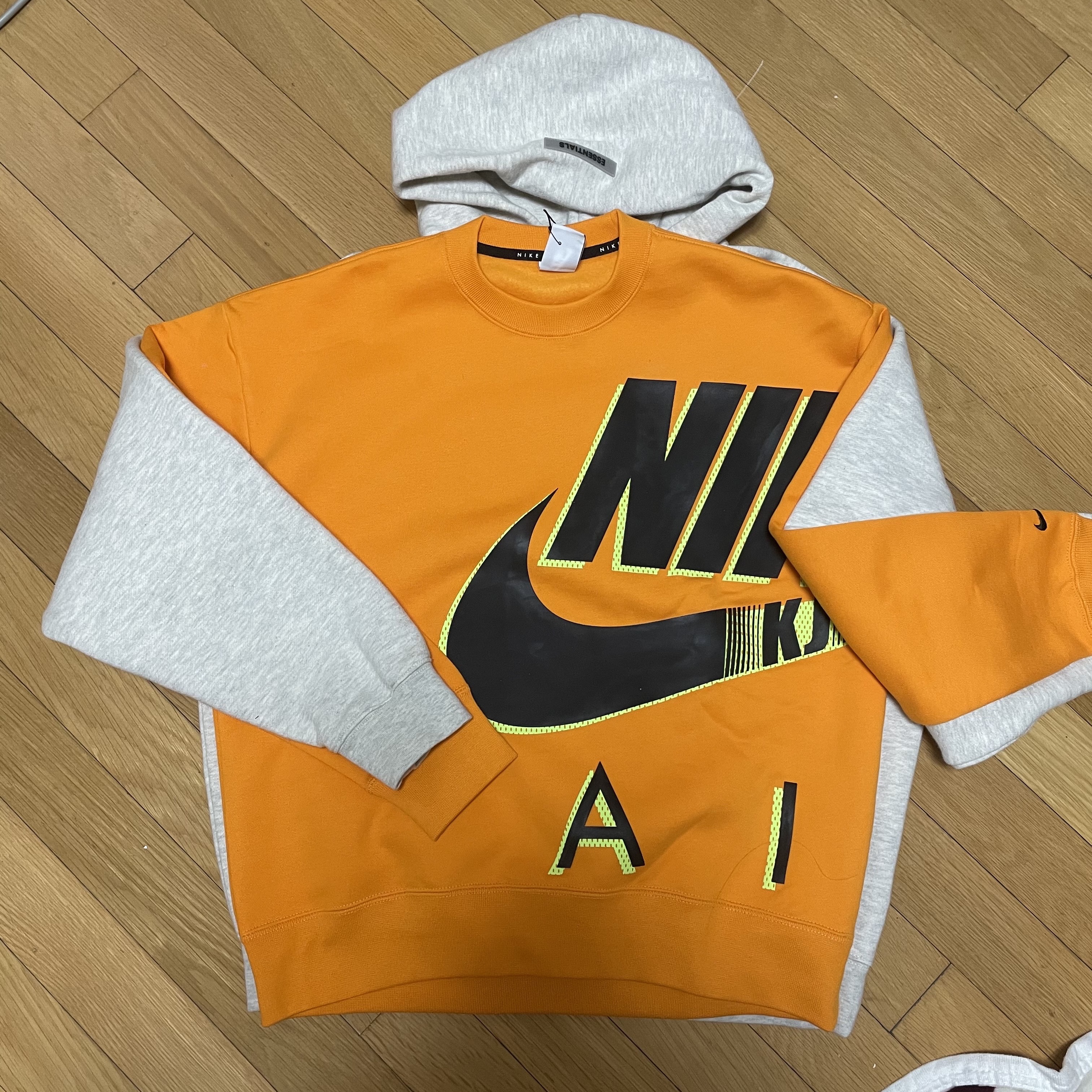 Nike x Kim Jones Fleece Crew Circuit Orange - Asia, Essentials 3D Silicon Applique Pullover Hoodie Oatmeal/Oatmeal Heather/Light Heather Oatmeal 2020 착용 스타일 - 1