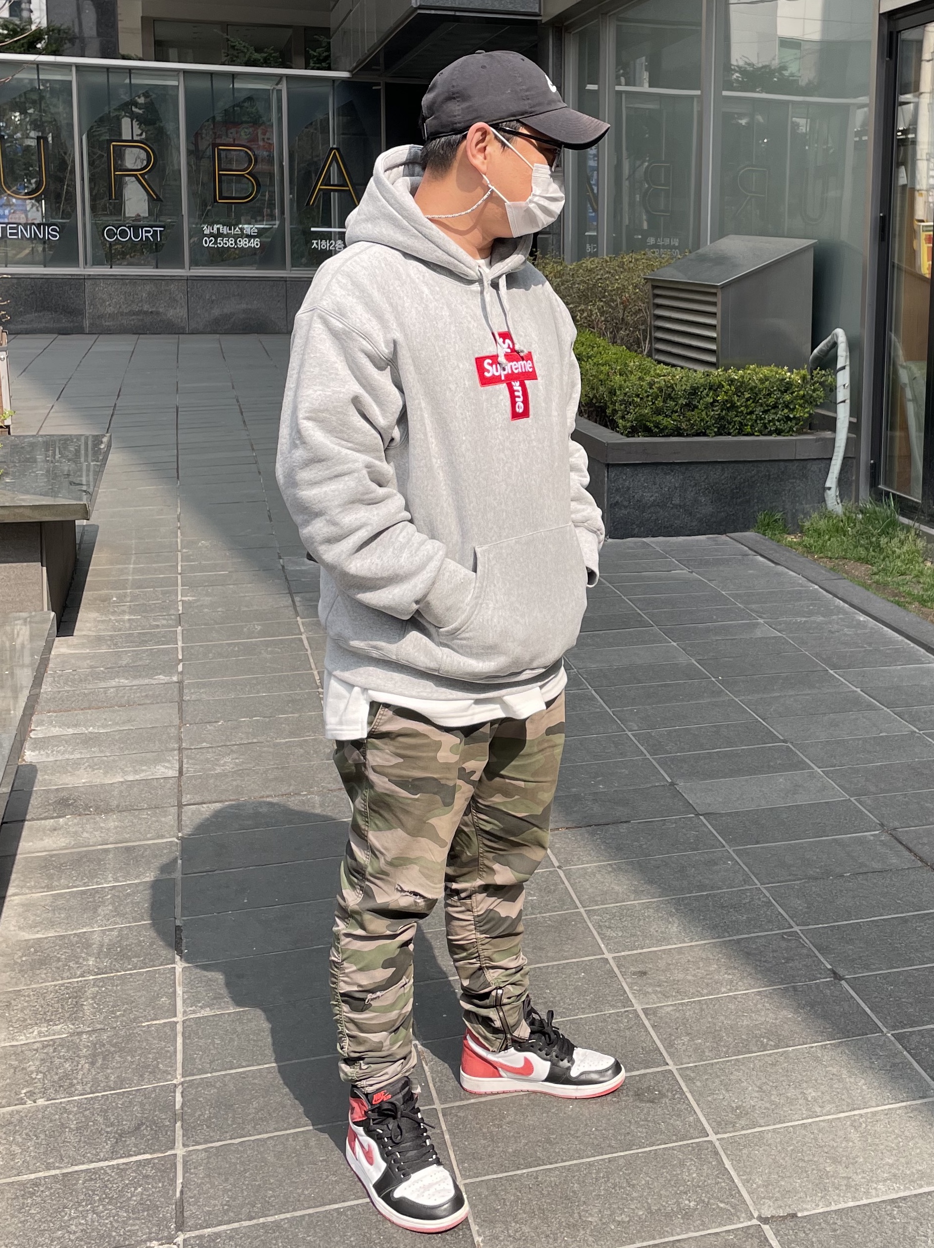 Supreme Cross Box Logo Hooded Sweatshirt Heather Grey - 20FW, Jordan 1 Retro High OG Track Red 착용 스타일
