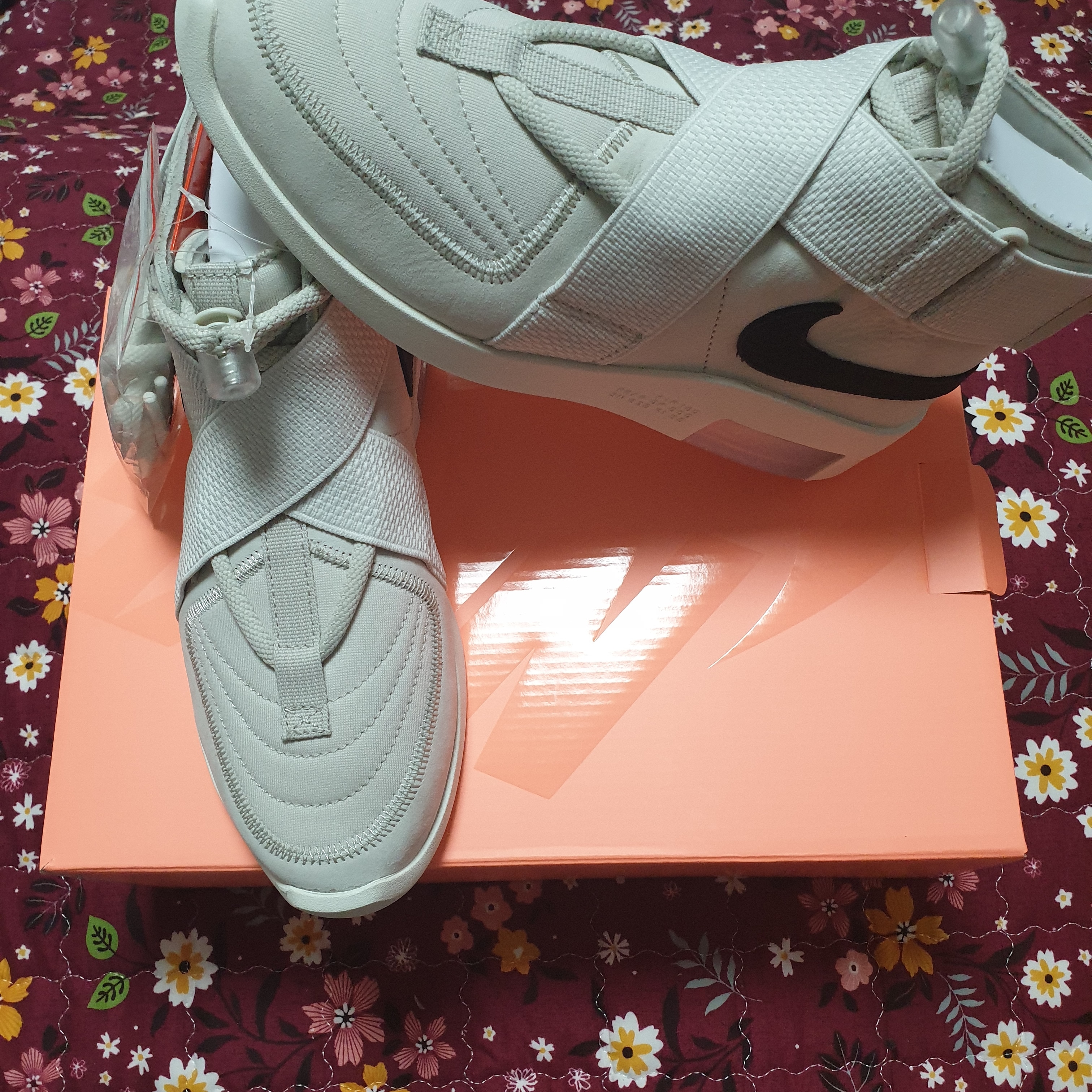 Nike x Fear of God Air Fear of God Raid Light Bone 착용 스타일