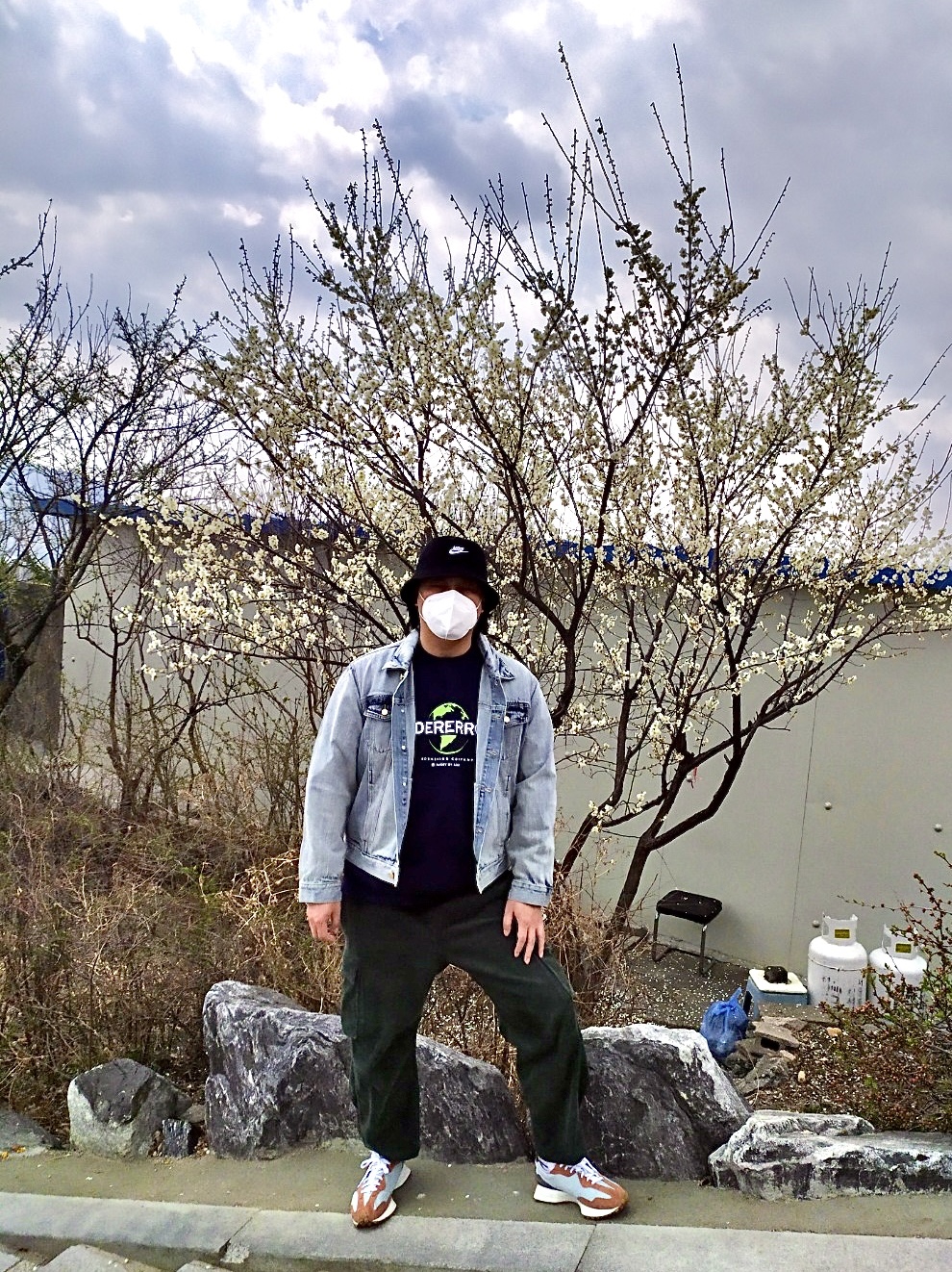 Essentials Denim Trucker Jacket Light Indigo - 20FW, New Balance 327 Brown Grey 착용 스타일