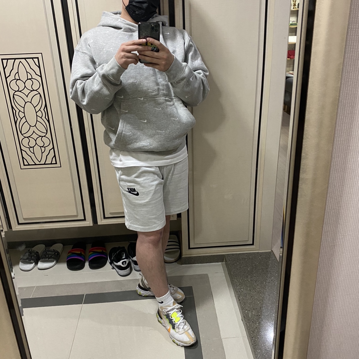Nike React Element 87 Light Orewood Brown, Nike NRG Swoosh Logo Hoodie Grey Heather 착용 스타일