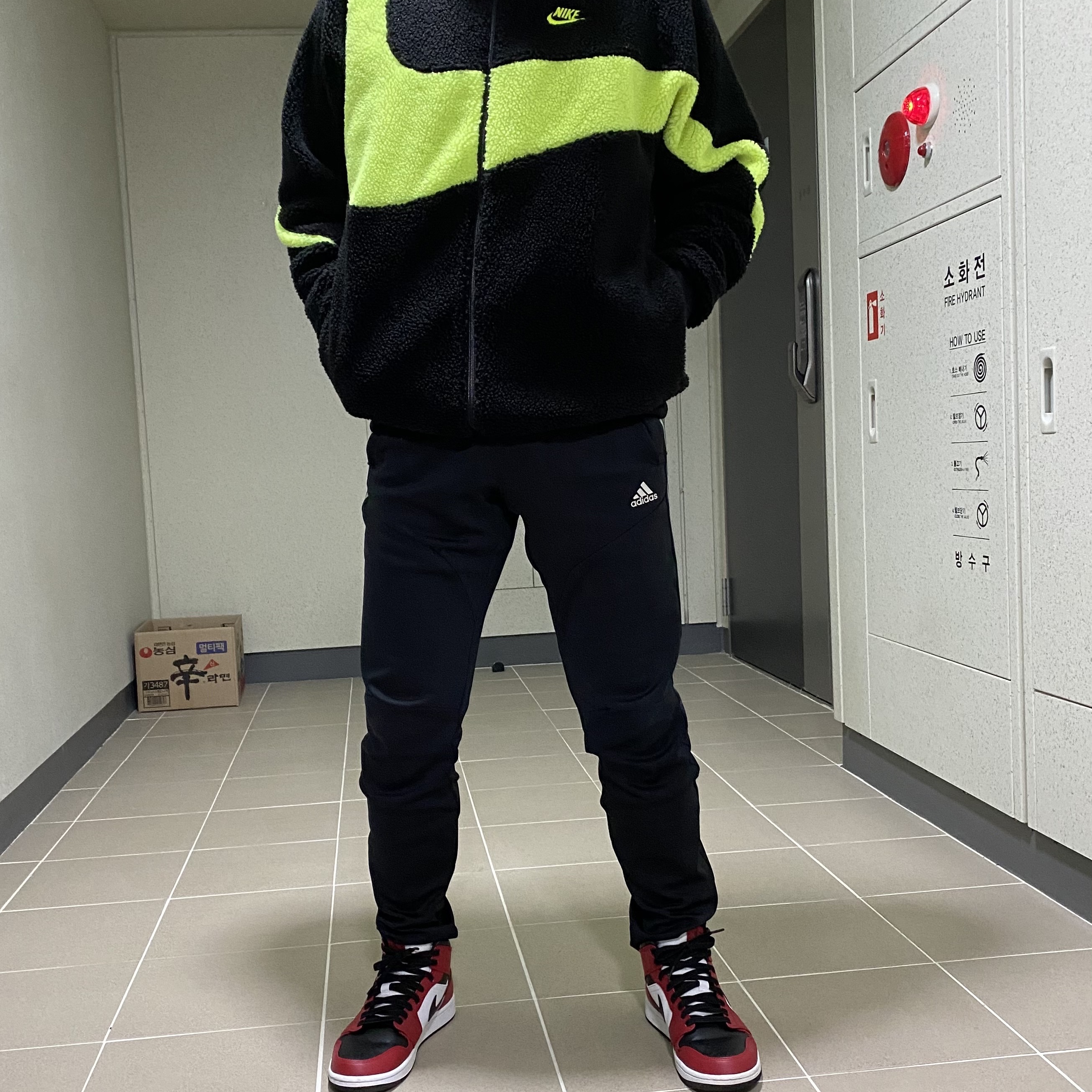 Jordan 1 Mid Bred Banned 2020, Nike Big Swoosh Full Zip Jacket Black Volt 착용 스타일