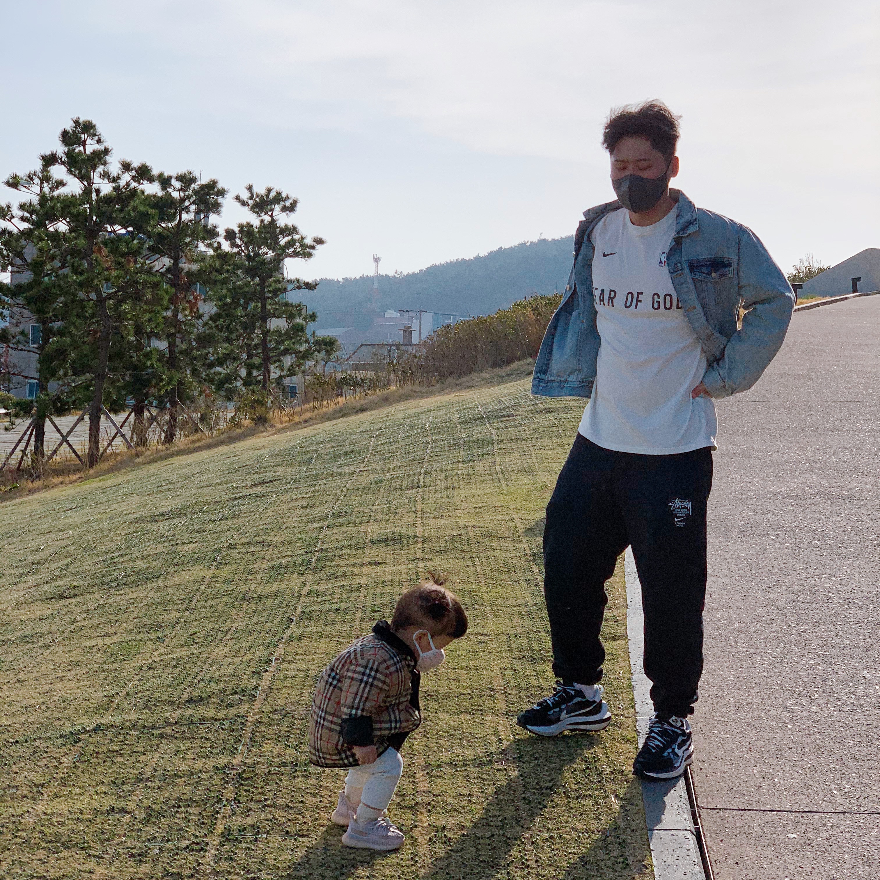 (Infant) Adidas Yeezy Boost 350 V2 Synth, Nike x Stussy NRG ZR Fleece Pants Black - Asia 착용 스타일