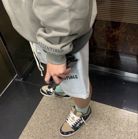 Essentials 3D Silicon Applique Pullover Hoodie Cement - 20FW, Essentials Fleece Shorts Oatmeal Heather - 20FW 착용 스타일