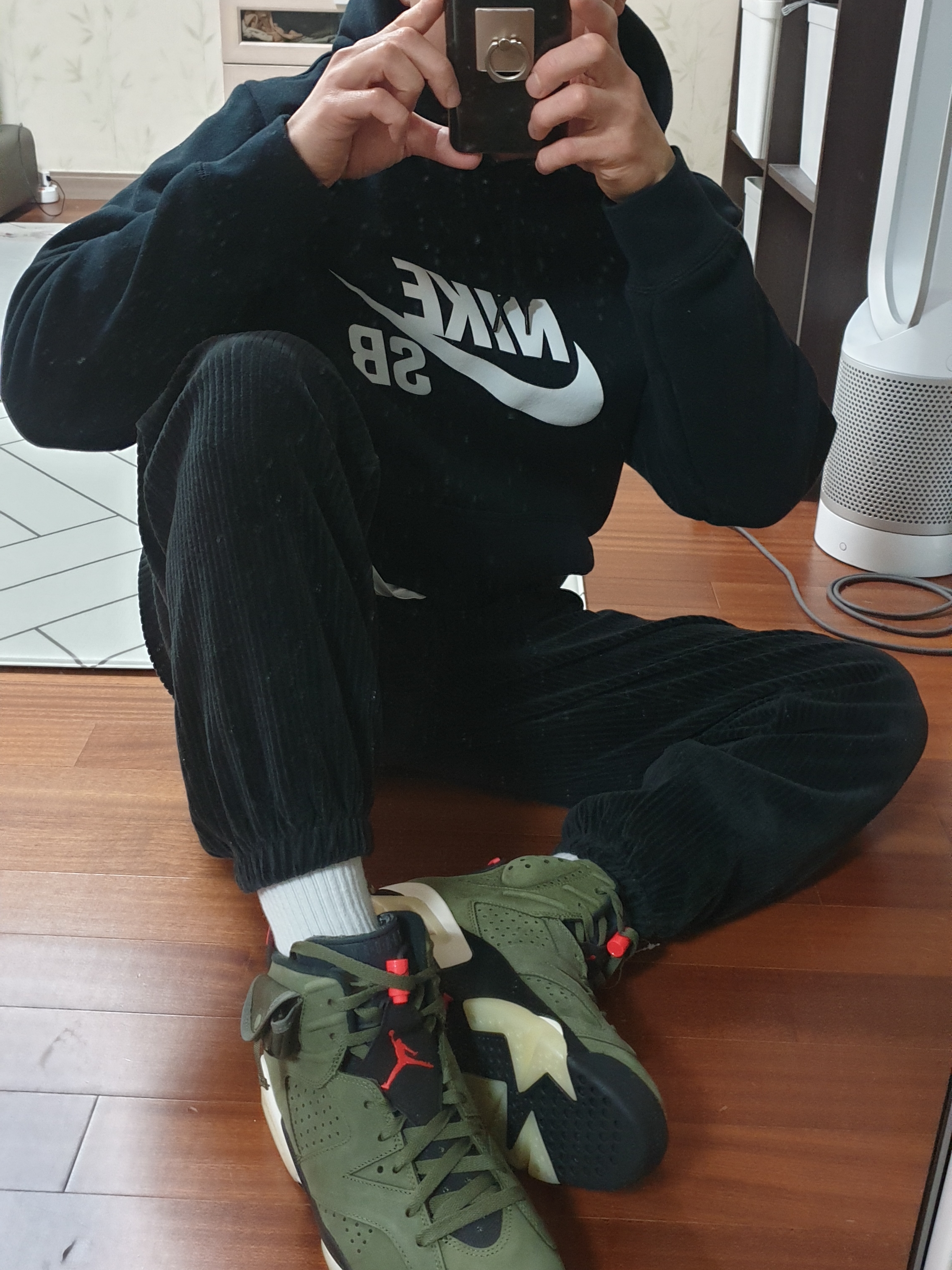 Jordan 6 x Travis Scott Retro Olive 착용 스타일