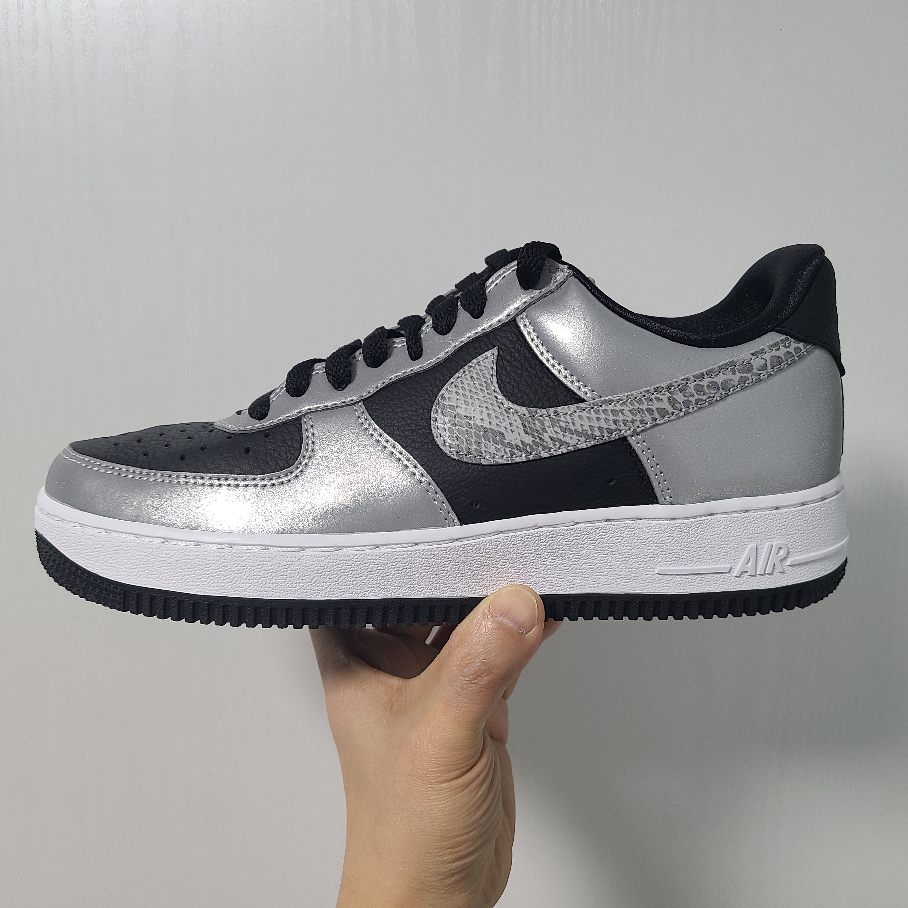 Nike Air Force 1 B Silver Snake 착용 스타일