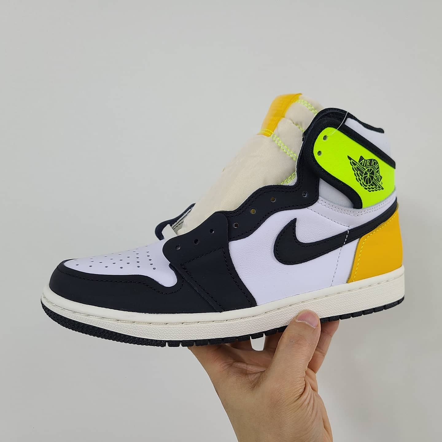 Jordan 1 Retro High OG Volt Gold 착용 스타일