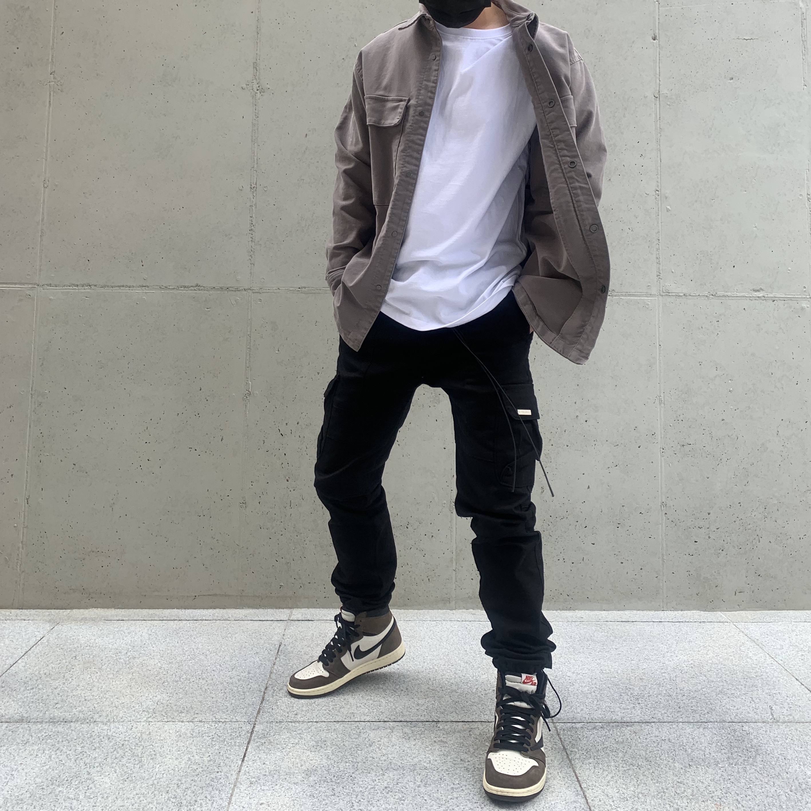 Jordan 1 x Travis Scott Retro High OG SP Mocha 착용 스타일 - 1