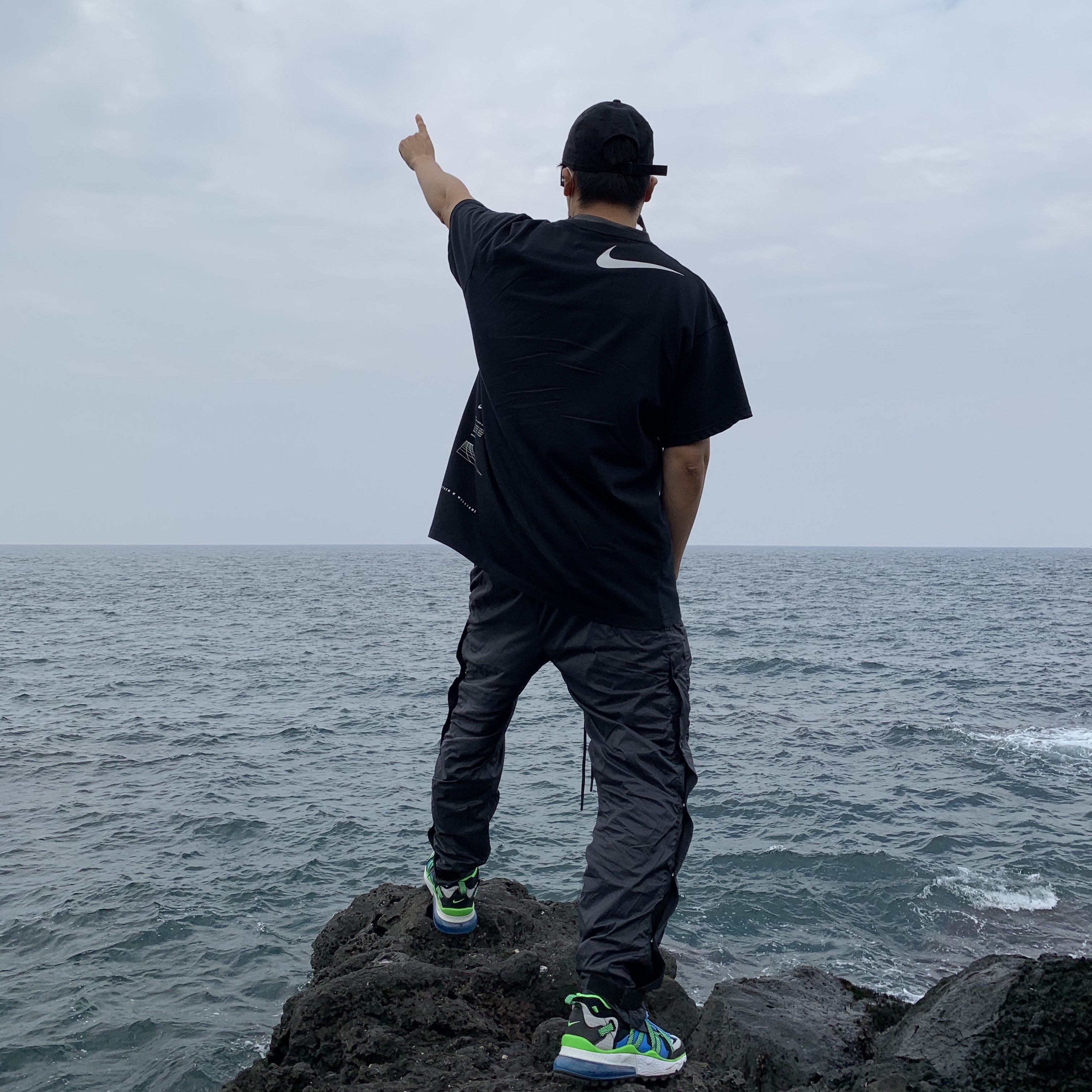 Nike x Fear of God Warm Up Pants Off Noir, Nike x Matthew M Williams NRG SE S/S T-Shirt Black 착용 스타일