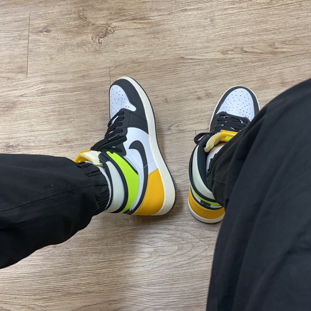 Jordan 1 Retro High OG Volt Gold 착용 스타일