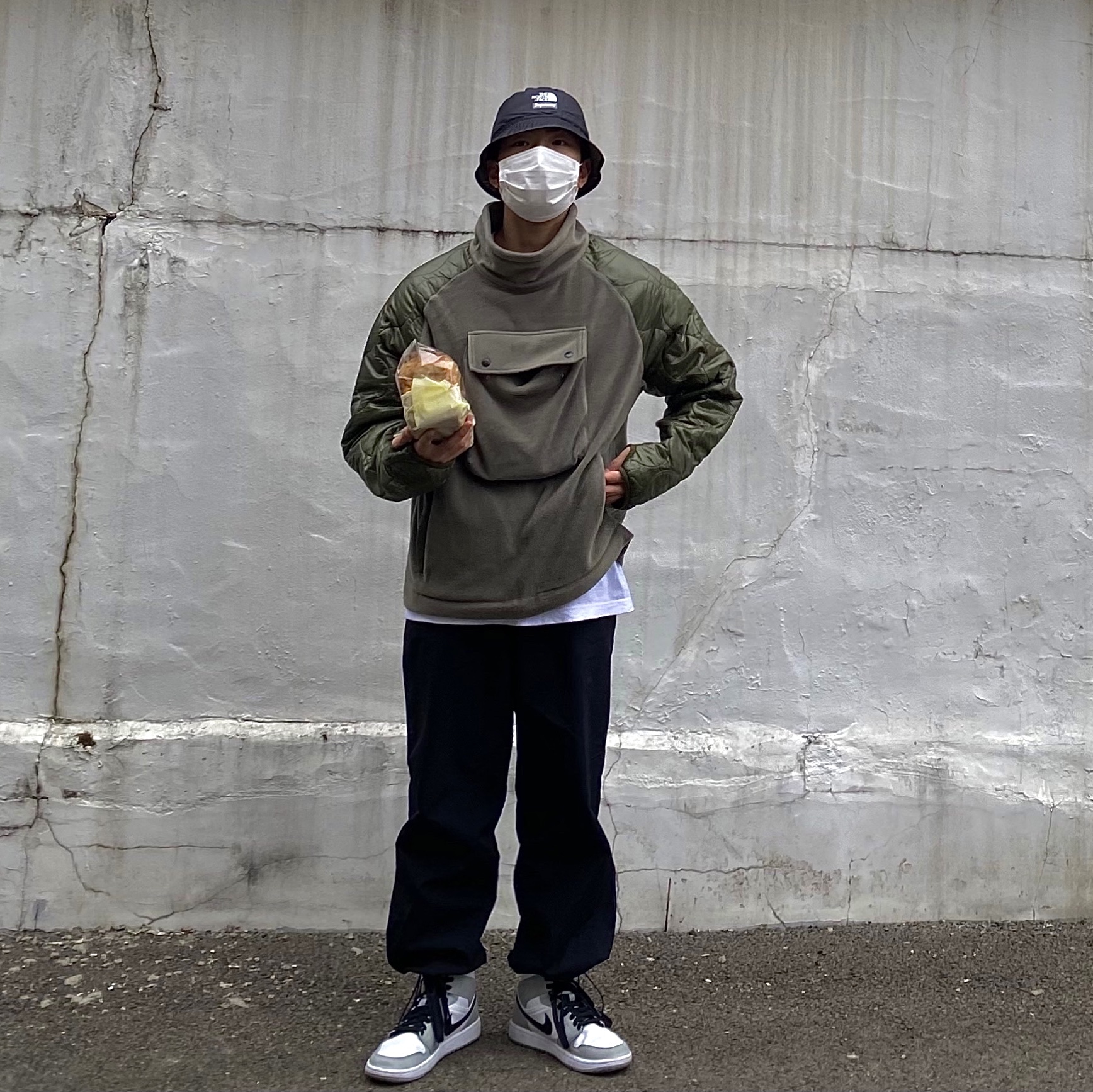 Supreme x The North Face Snakeskin Packable Reversible Crusher Black - 18SS, Jordan 1 Mid Light Smoke Grey 착용 스타일 - 2