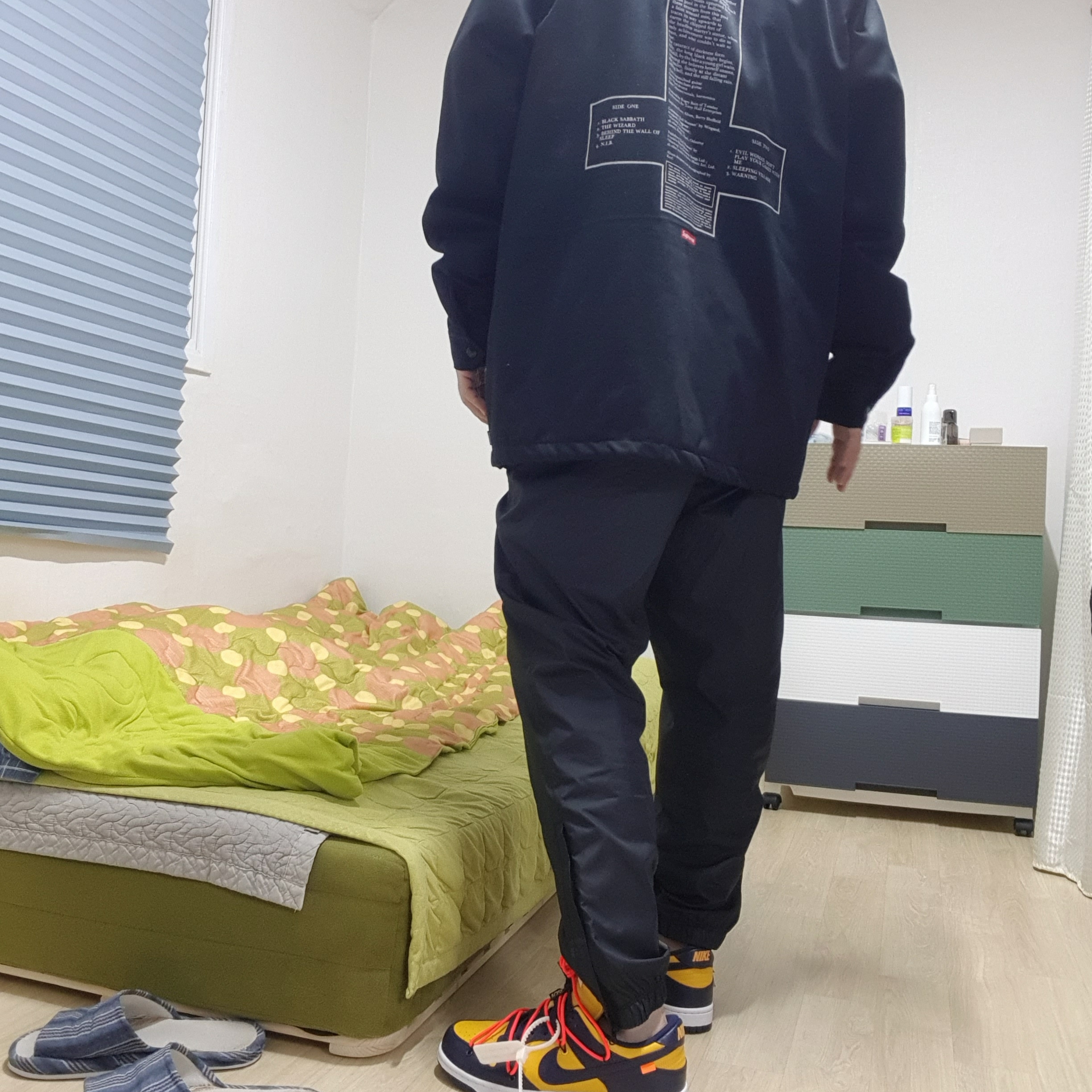 Nike x Off-White Dunk Low University Gold Midnight Navy, Nike x Atmos NRG Vintage PTHWK Track Pants Black 착용 스타일