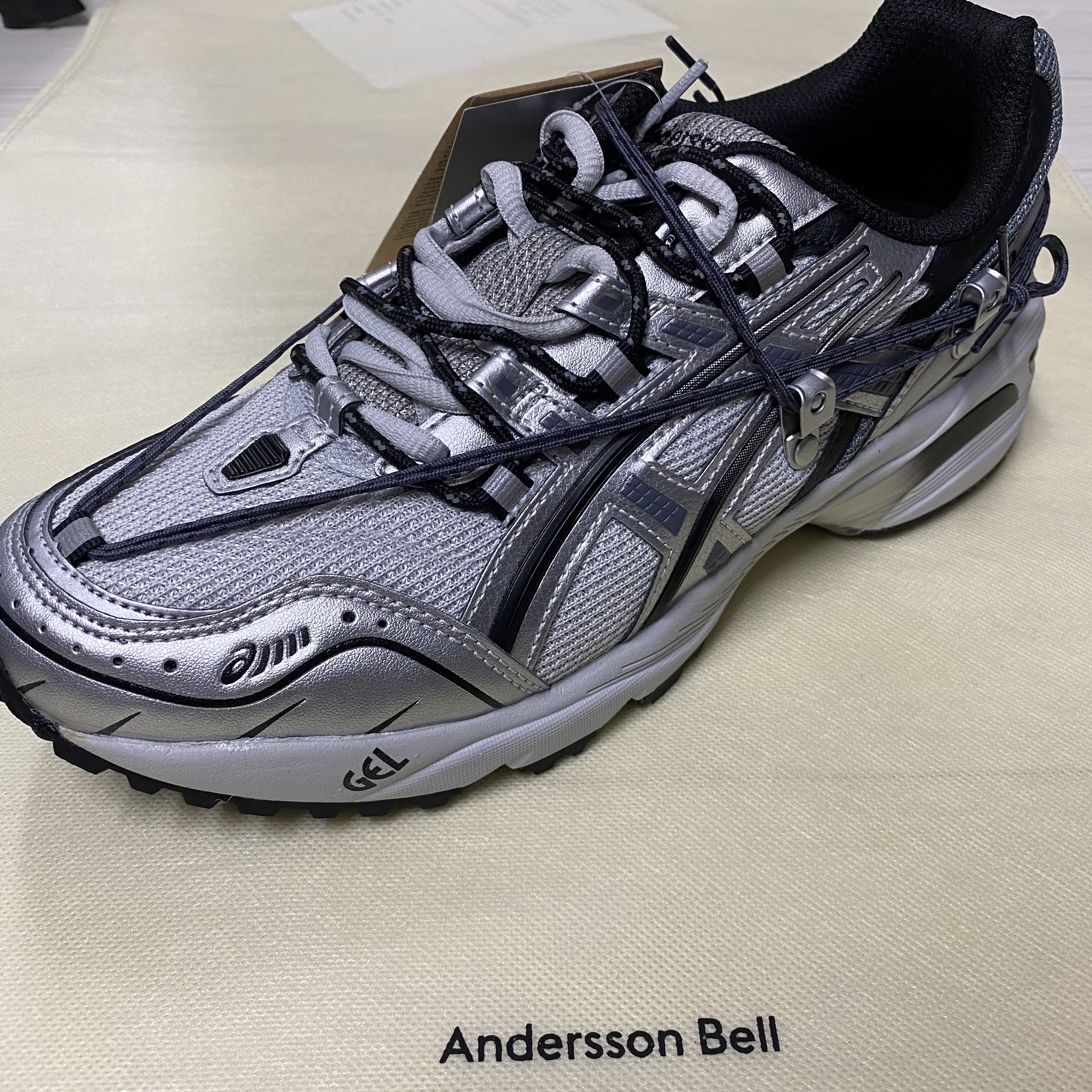 Asics x Andersson Bell Gel-1090 Glacier Grey Silver 착용 스타일