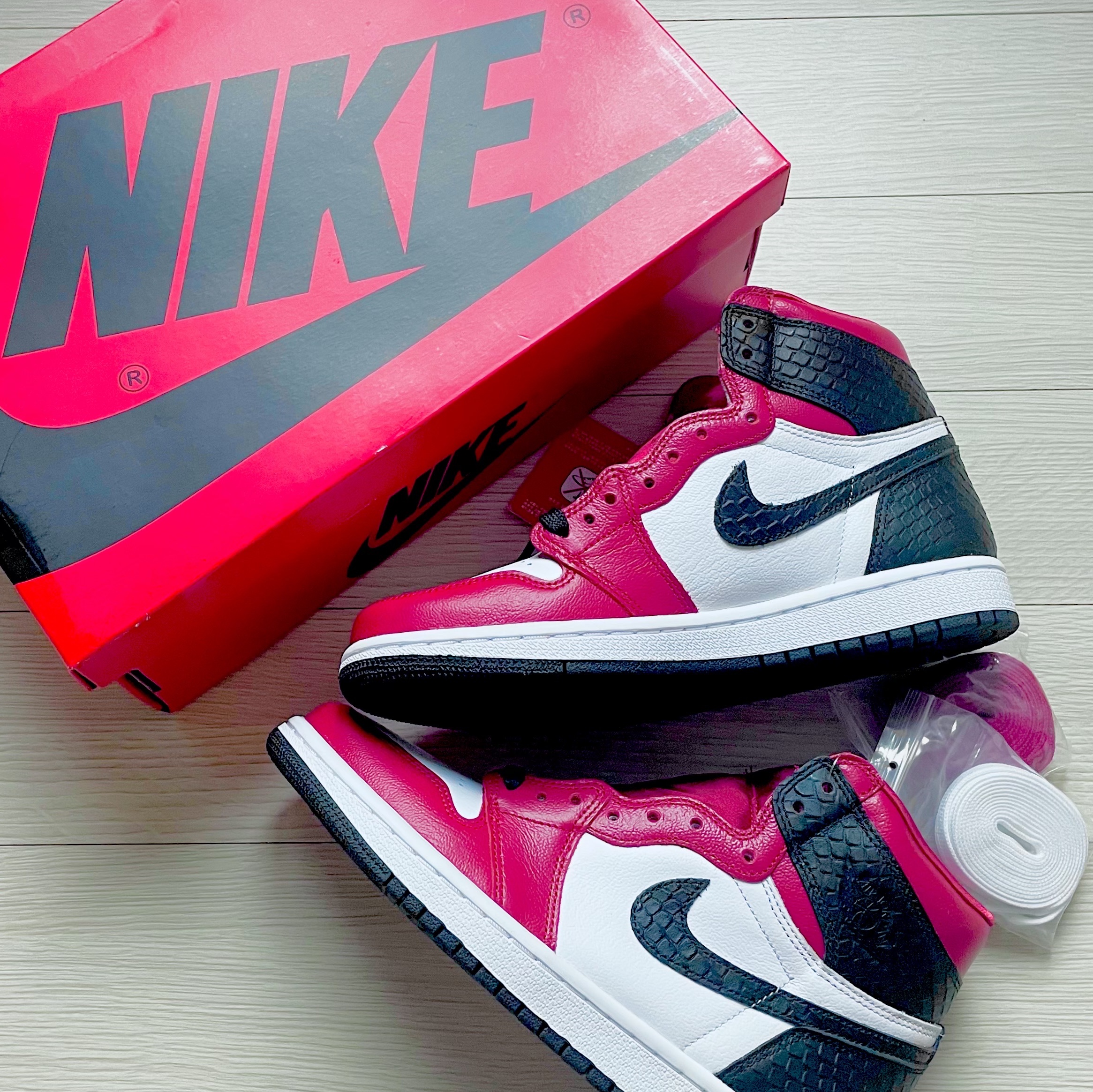 (W) Jordan 1 Retro High Satin Red 착용 스타일