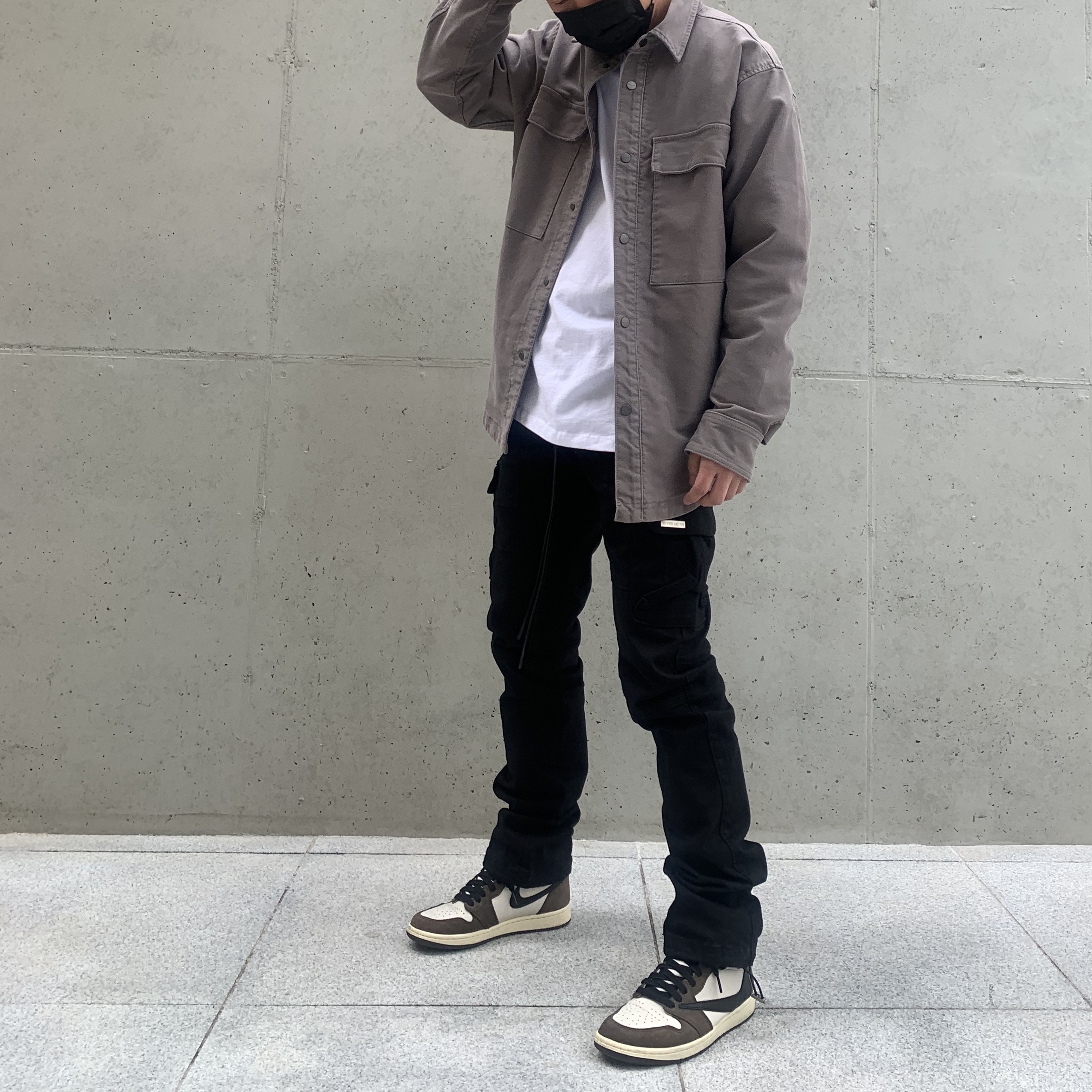 Jordan 1 x Travis Scott Retro High OG SP Mocha 착용 스타일 - 2