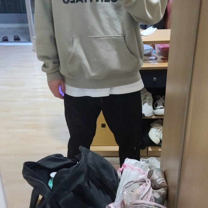 Essentials 3D Silicon Applique Pullover Hoodie Moss - 20FW 착용 스타일
