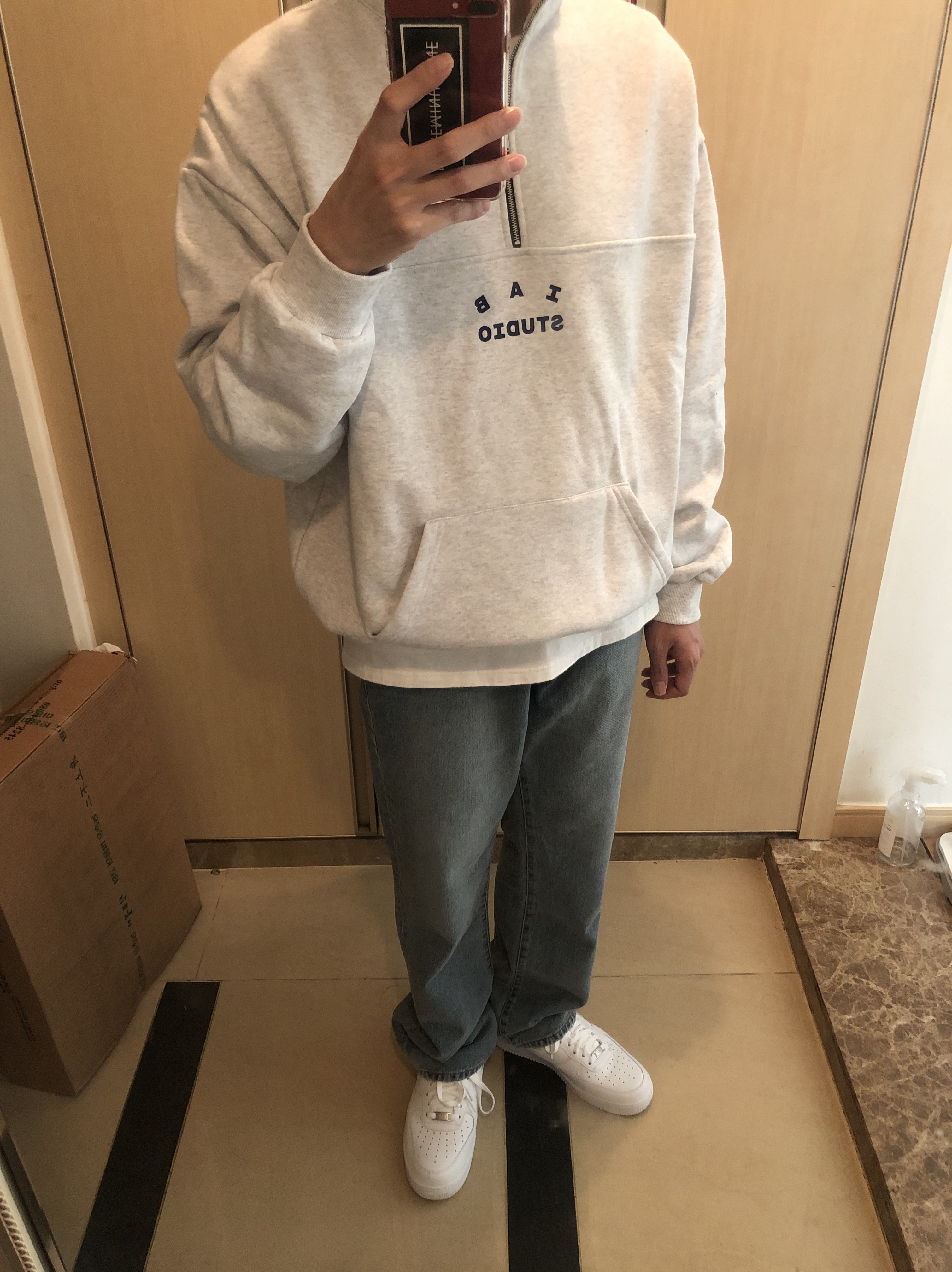 IAB Studio Half Zip Pullover Light Gray 착용 스타일