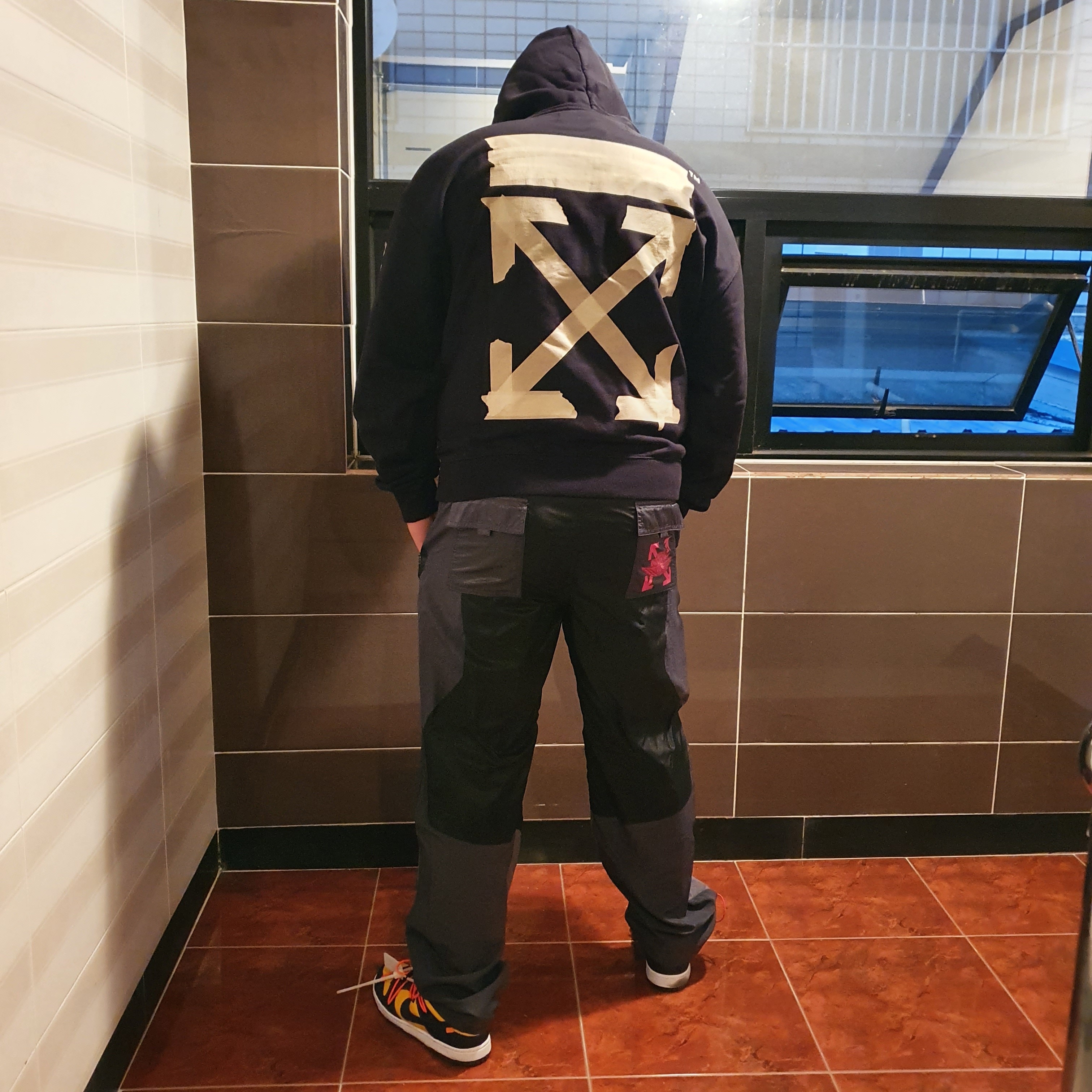 Nike x Off-White Dunk Low University Gold Midnight Navy, Jordan x Off-White Woven Pants Black - Asia 착용 스타일