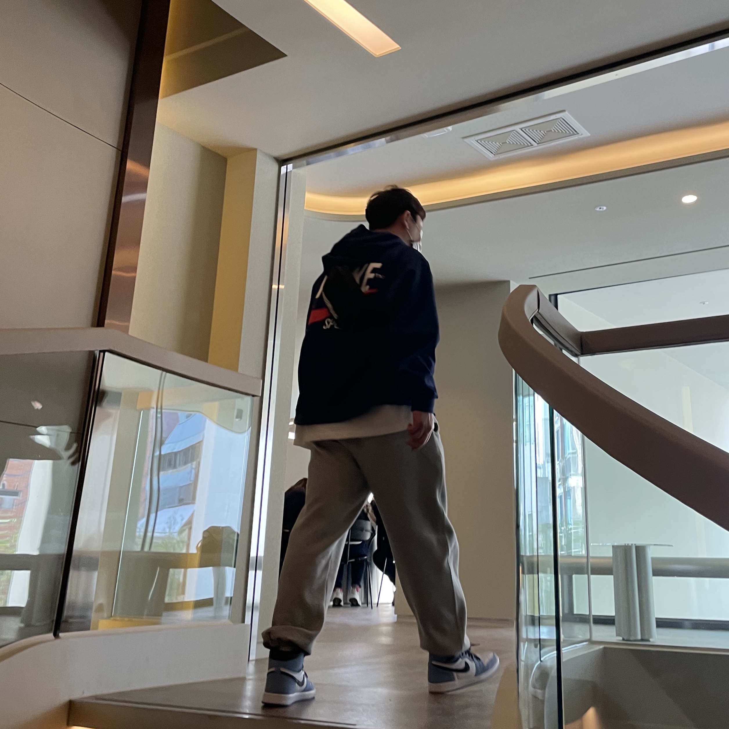 Nike NSW Hoodie BRS Midnight Navy, Jordan 1 Retro High OG University Blue 착용 스타일