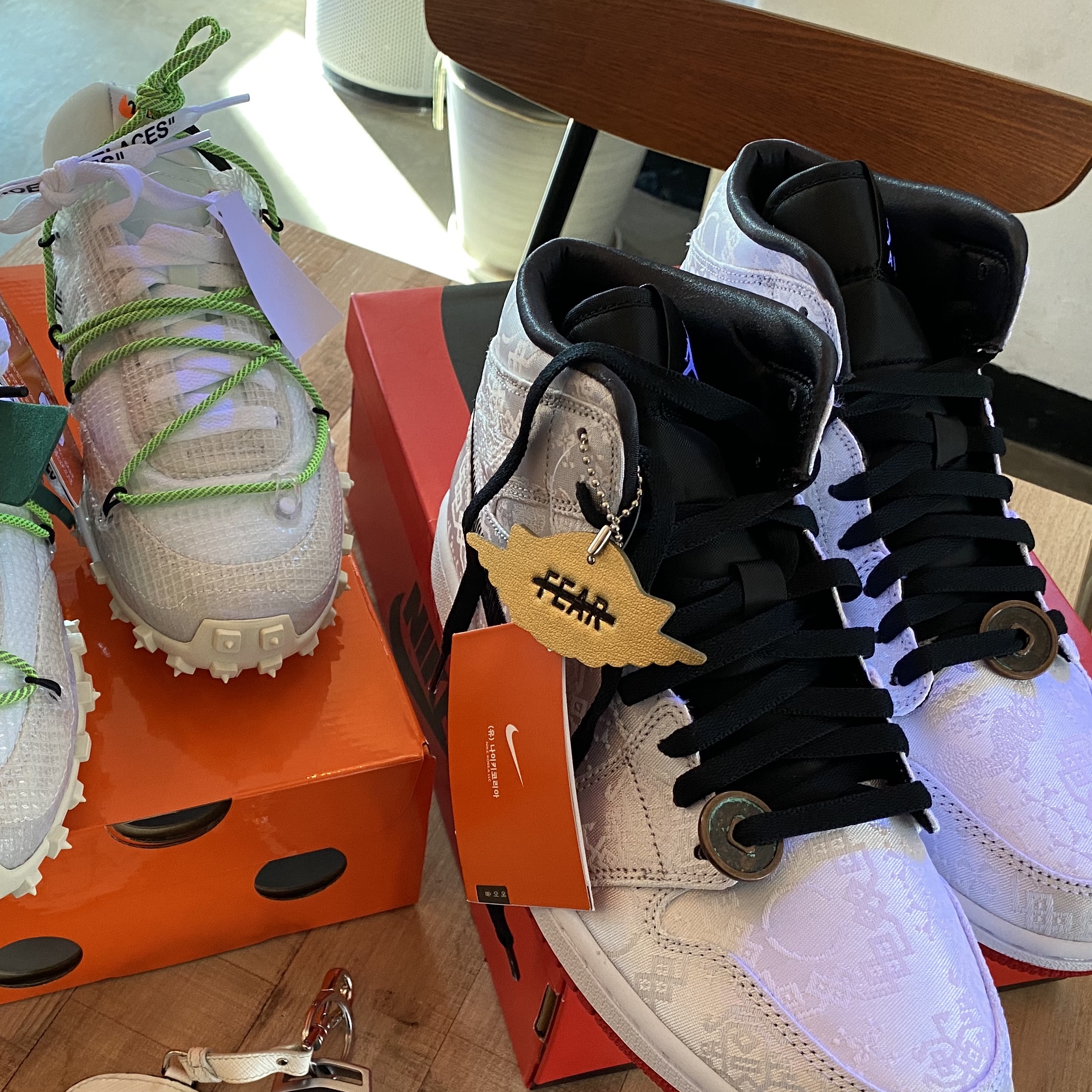 (W) Nike x Off-White Waffle Racer White, Jordan 1 x Clot Mid SE Fearless Edison Chen 착용 스타일