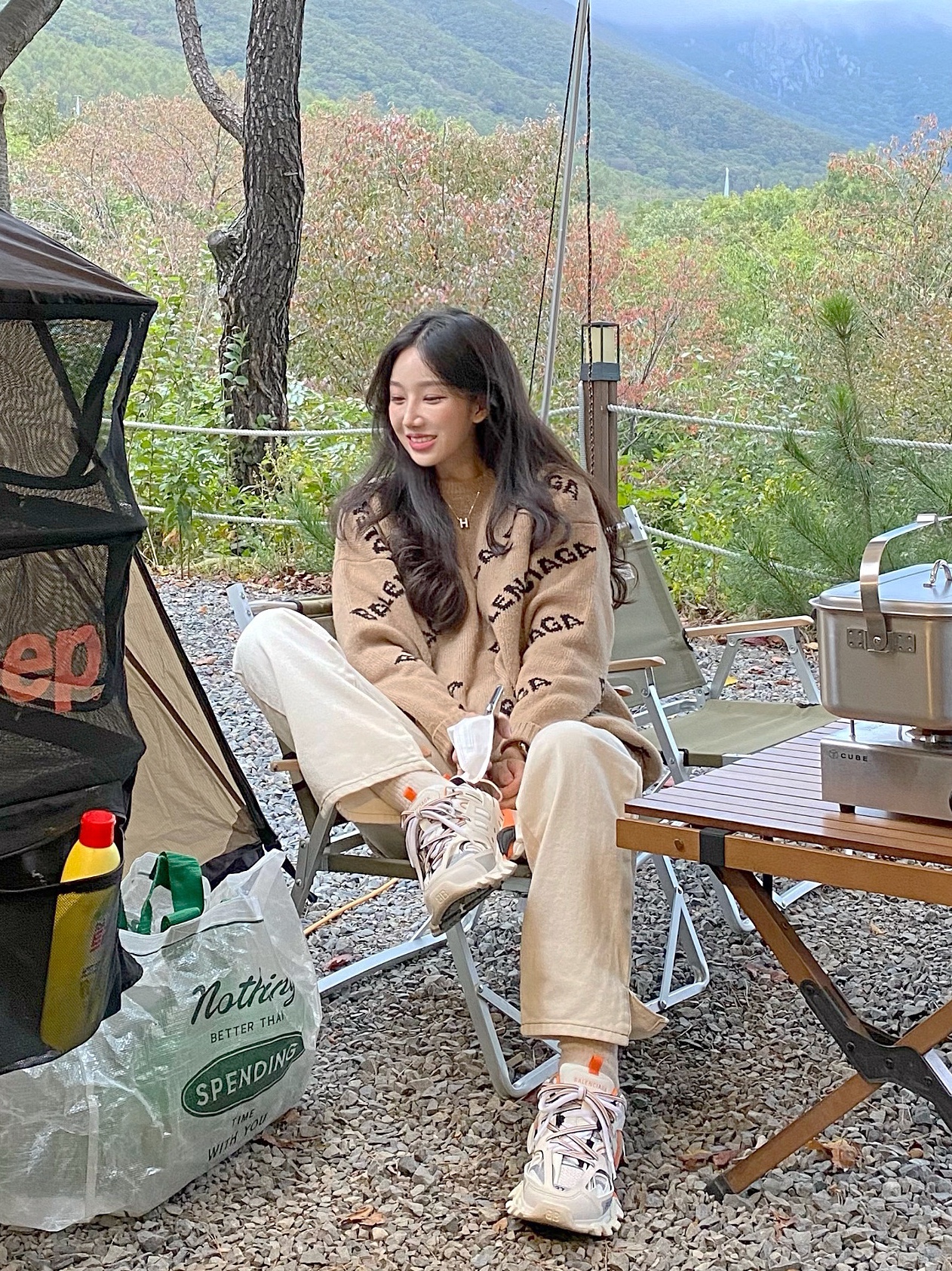 (W) Balenciaga Track Sneakers White Orange 착용 스타일 - 1