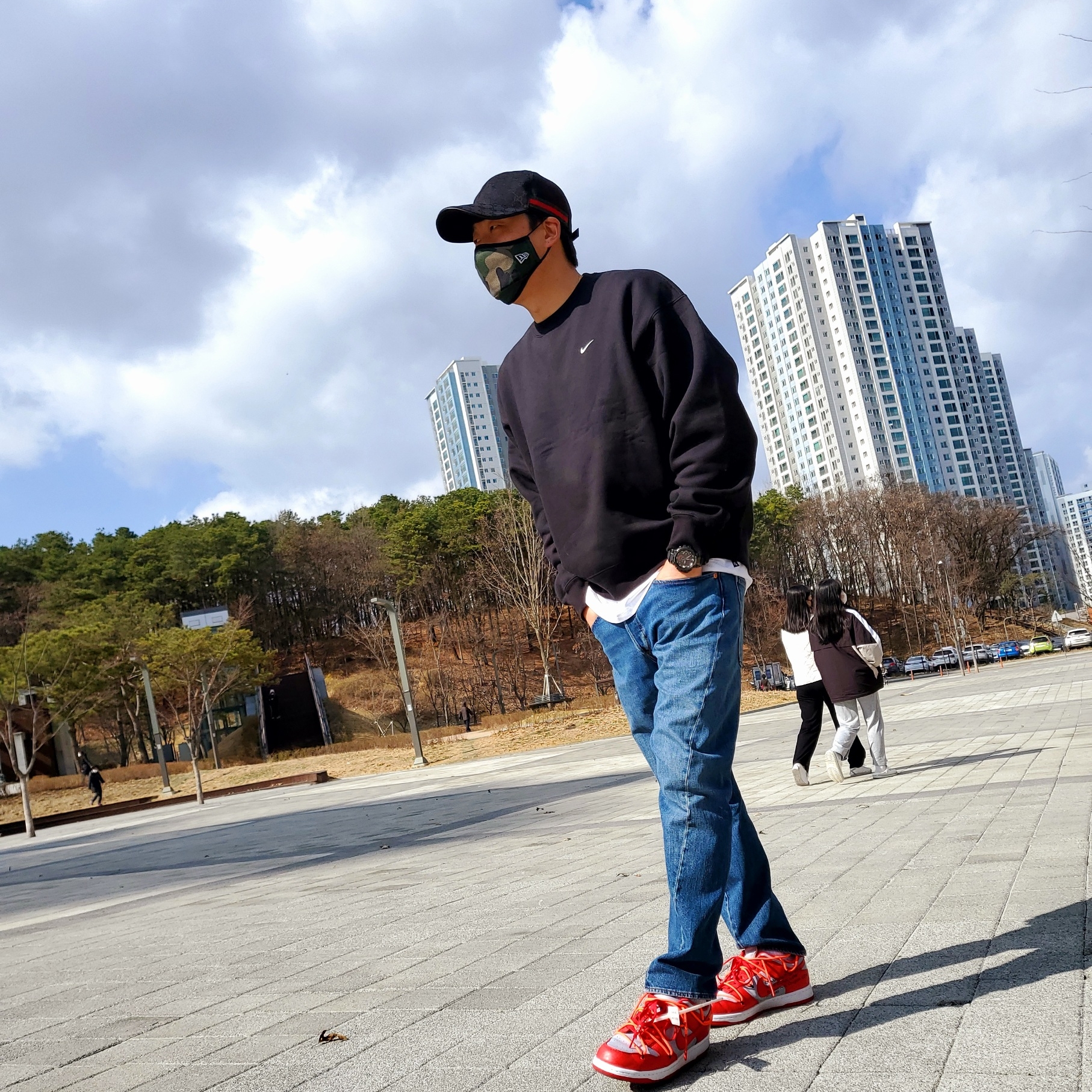 Nike x Off-White Dunk Low University Red, Nike NRG Solo Swoosh Crew Fleece Black White - US/EU 착용 스타일 - 1