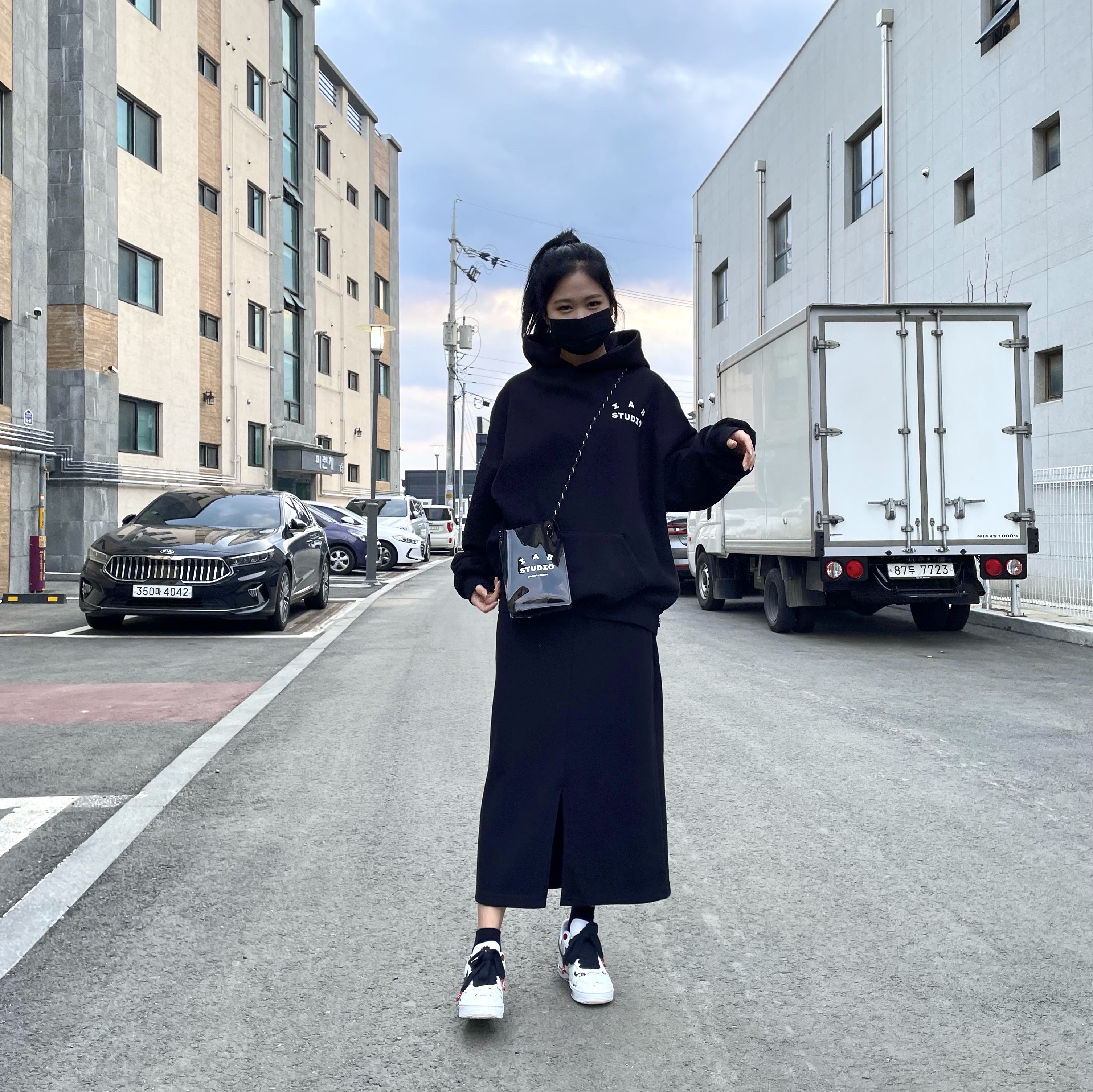Nike x Peaceminusone Air Force 1 Low Para-Noise 2.0, IAB Studio x Casetify Logo Sling Bag Jet Black 착용 스타일
