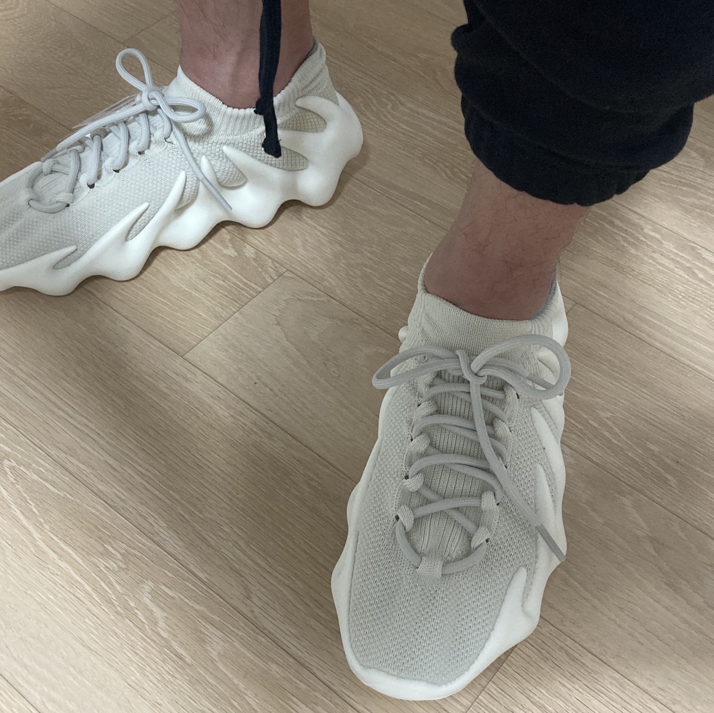 Adidas Yeezy 450 Cloud White 착용 스타일
