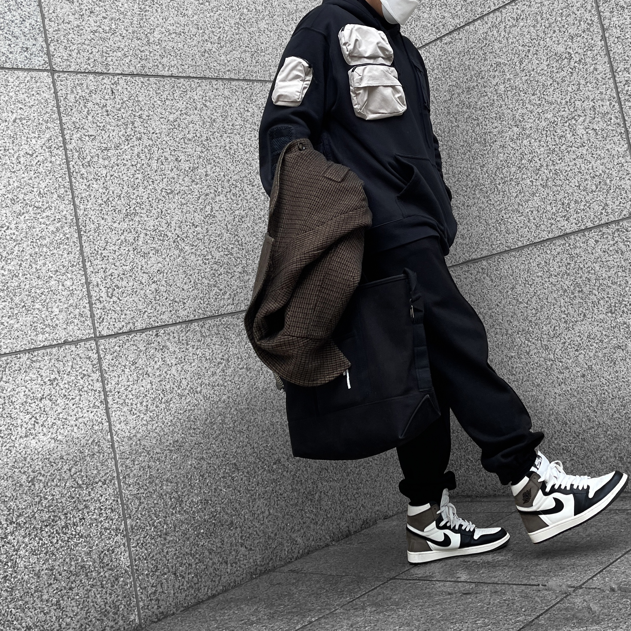 Nike x Travis Scott NRG AG Utility Hoodie Black, Jordan 1 Retro High OG Black Mocha 착용 스타일