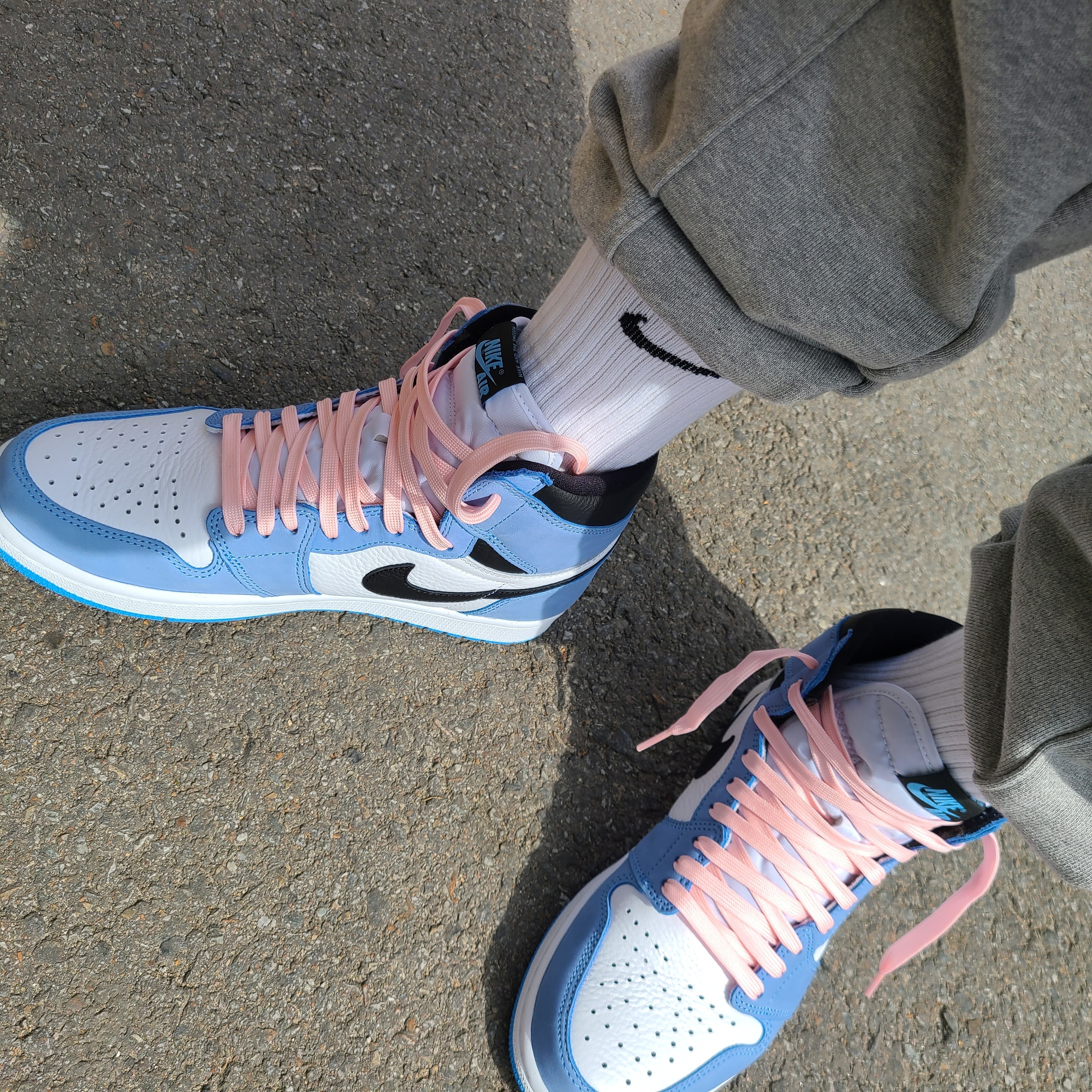 Jordan 1 Retro High OG University Blue 착용 스타일 - 5