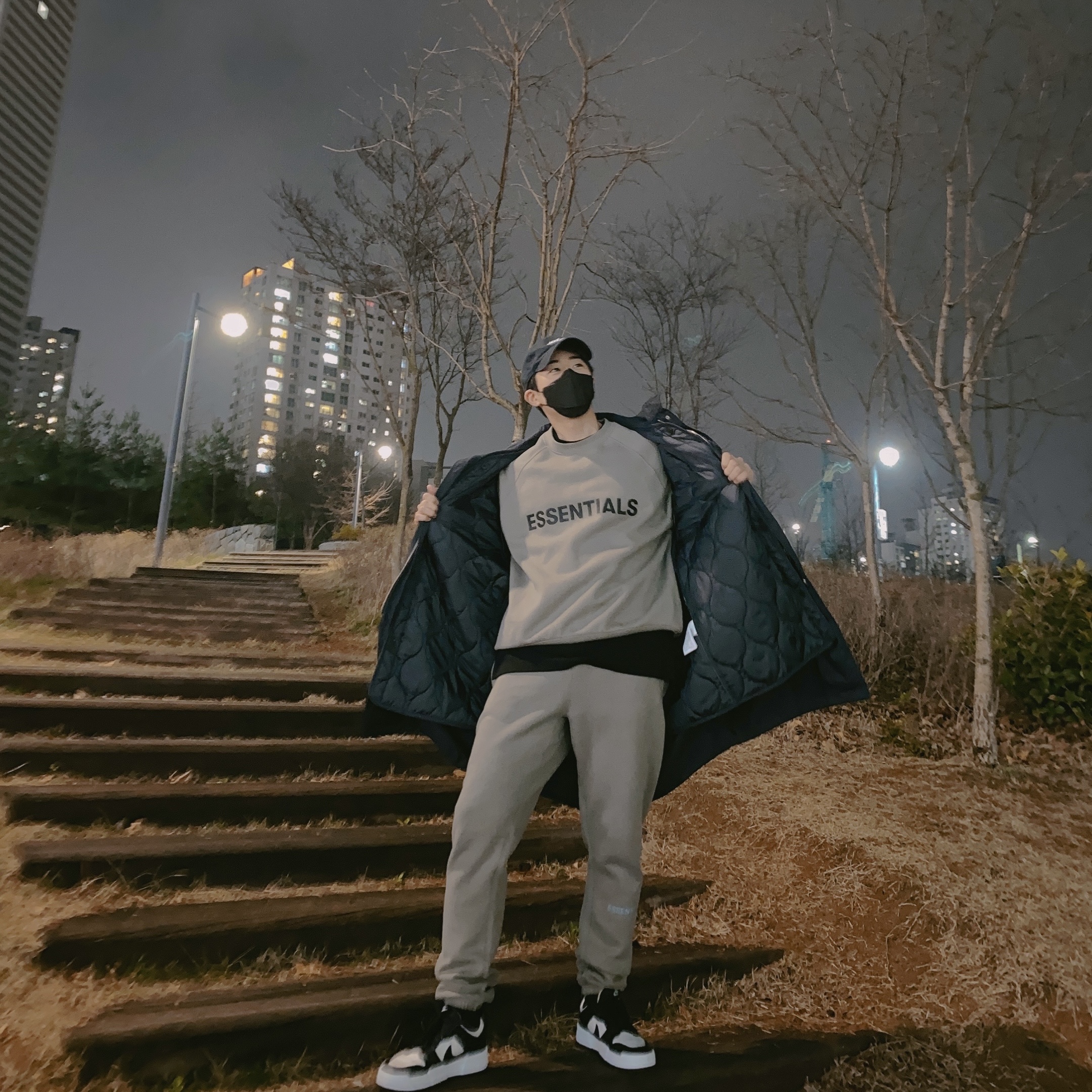 Essentials 3D Silicon Applique Crewneck Cement - 20FW, Essentials Sweatpants Cement - 20FW 착용 스타일