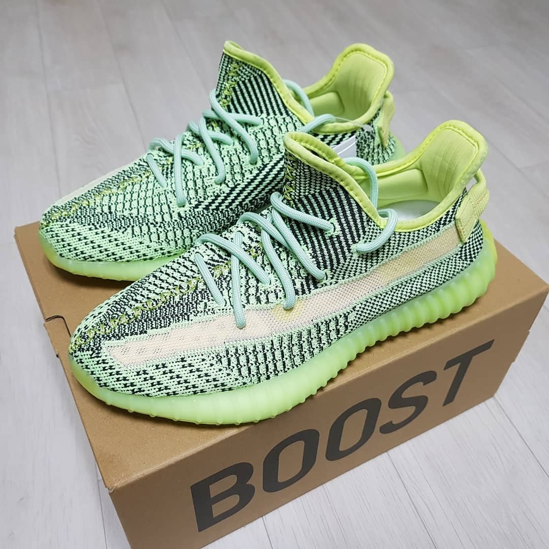 Adidas Yeezy Boost 350 V2 Yeezreel - Non-Reflective 착용 스타일