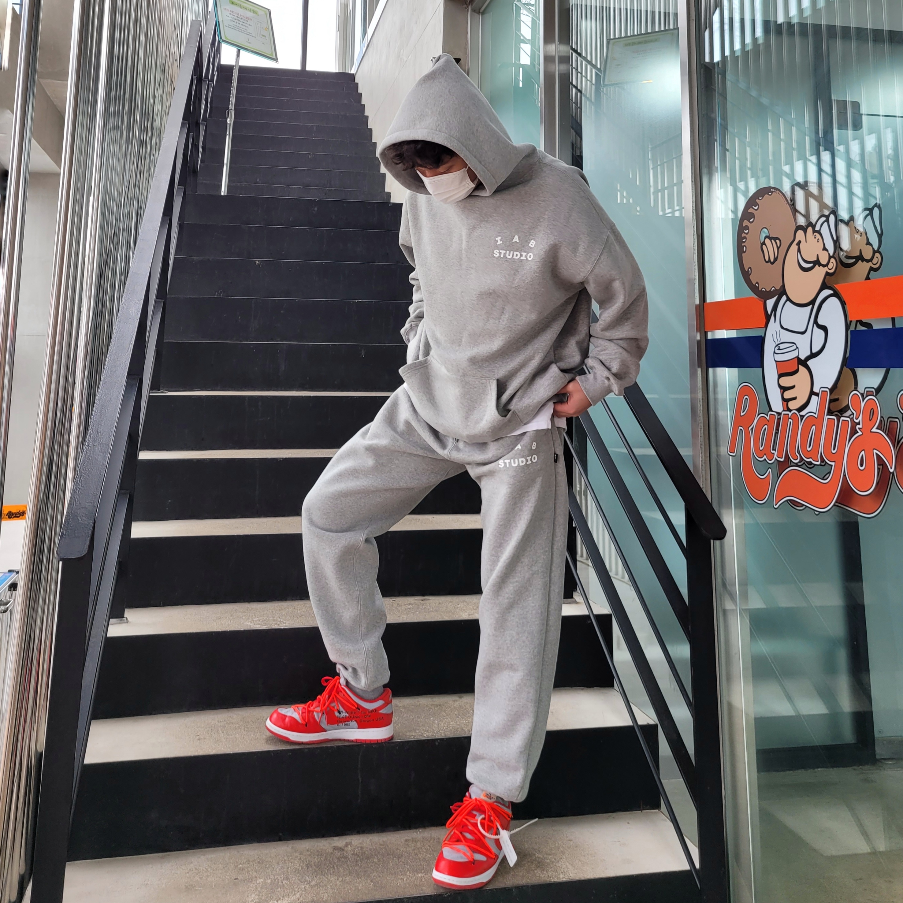 Nike x Off-White Dunk Low University Red, IAB Studio Hoodie Gray - 21SS 착용 스타일