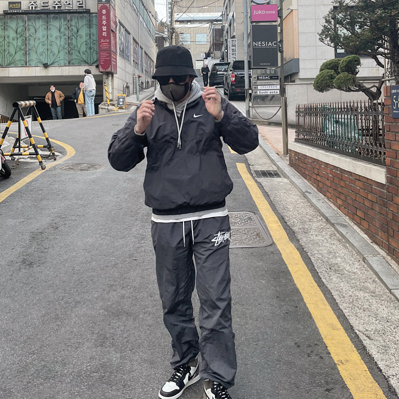 Nike x Stussy Windrunner Jacket Off Noir, Nike x Stussy Beach Pants Off Noir 착용 스타일