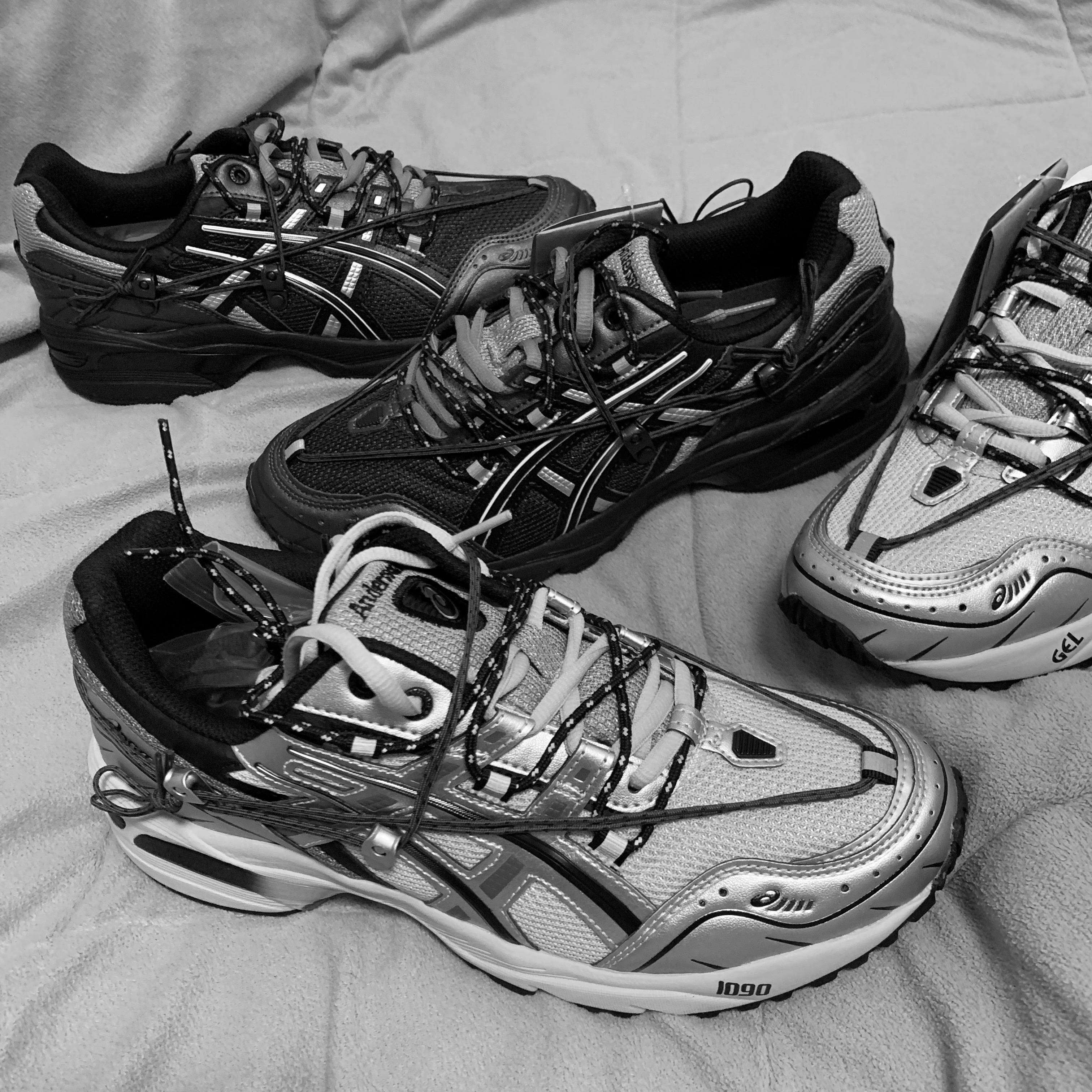 Asics x Andersson Bell Gel-1090 Glacier Grey Silver, Asics x Andersson Bell Gel-1090 Black Silver 착용 스타일 - 2