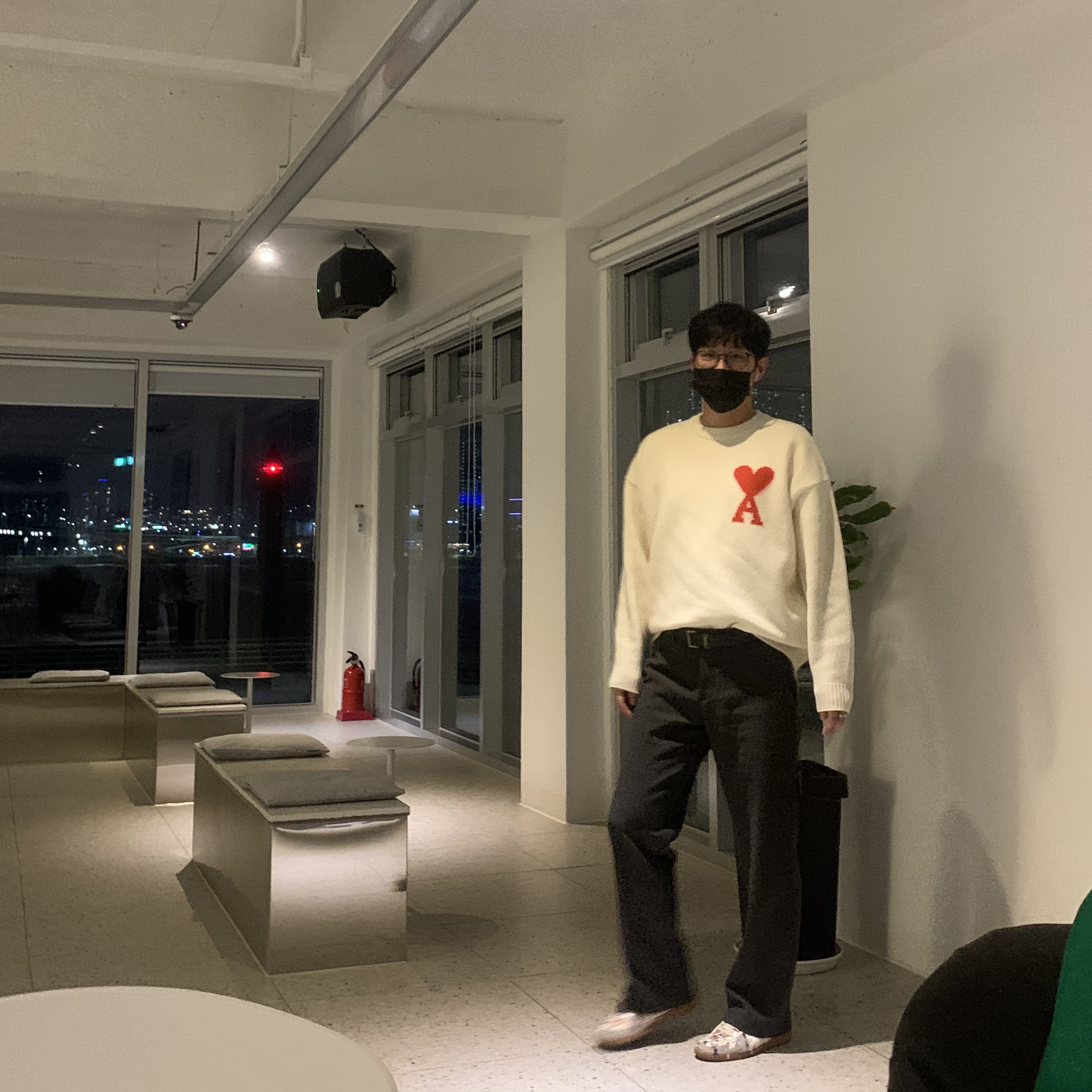 Maison Margiela Replica Paint Drop Sneakers, AMI de Coeur Sweatshirt Black 착용 스타일 - 2
