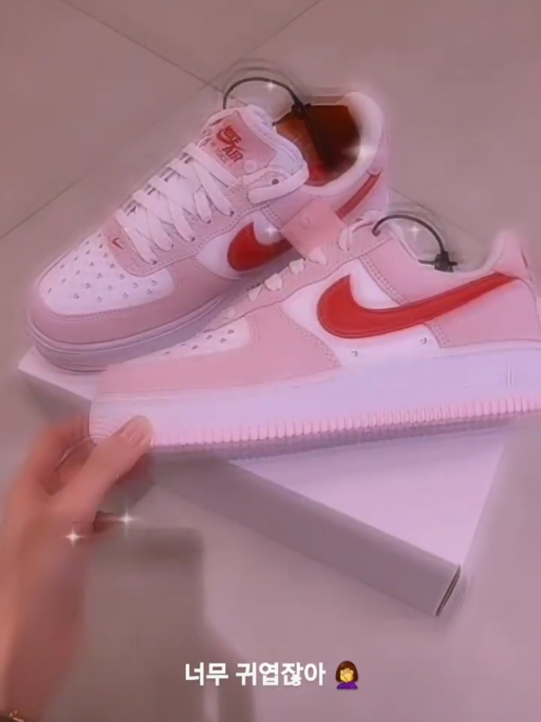 Nike Air Force 1 '07 QS Valentine's Day 착용 스타일 - 2