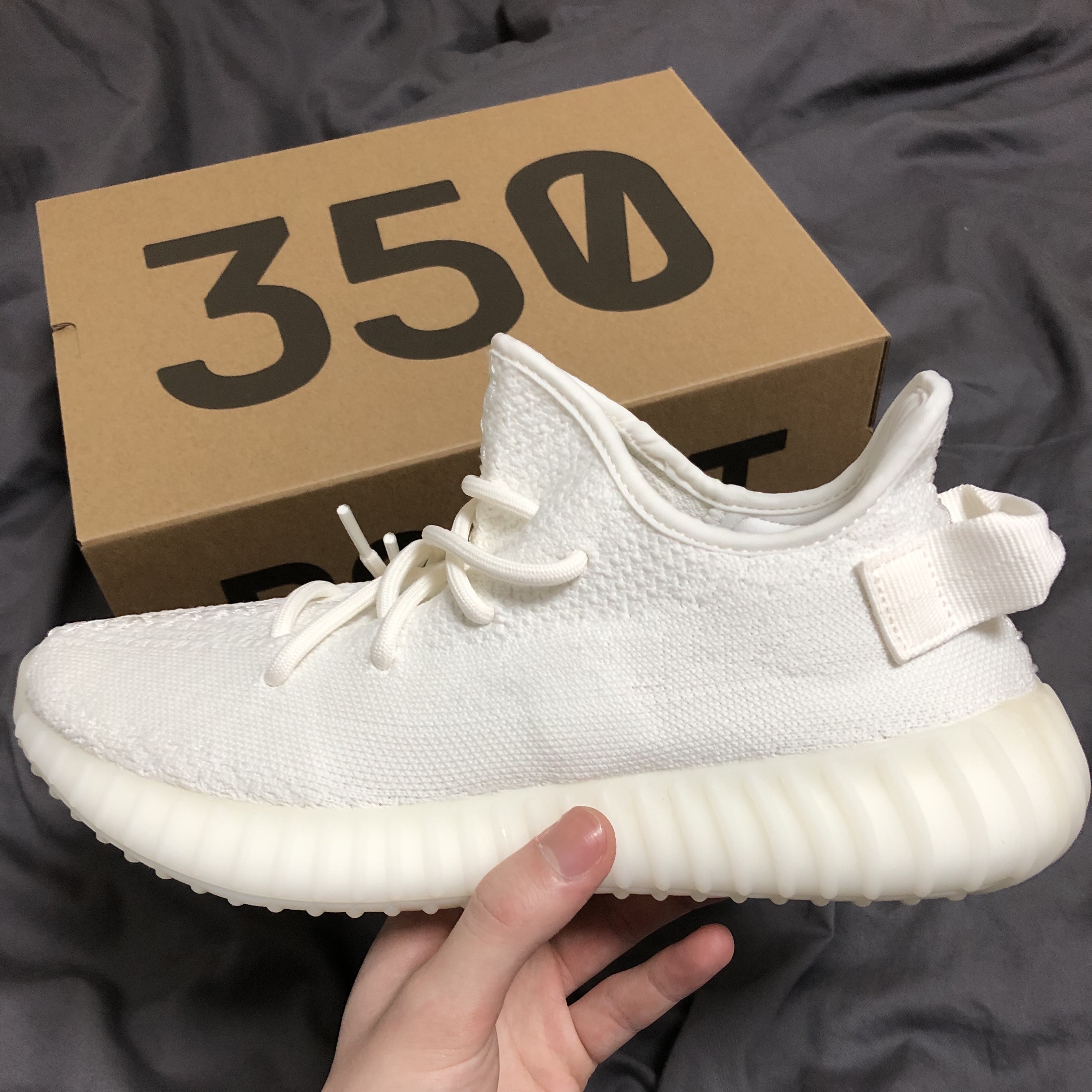 Adidas Yeezy Boost 350 V2 Cream/Triple White 착용 스타일 - 1