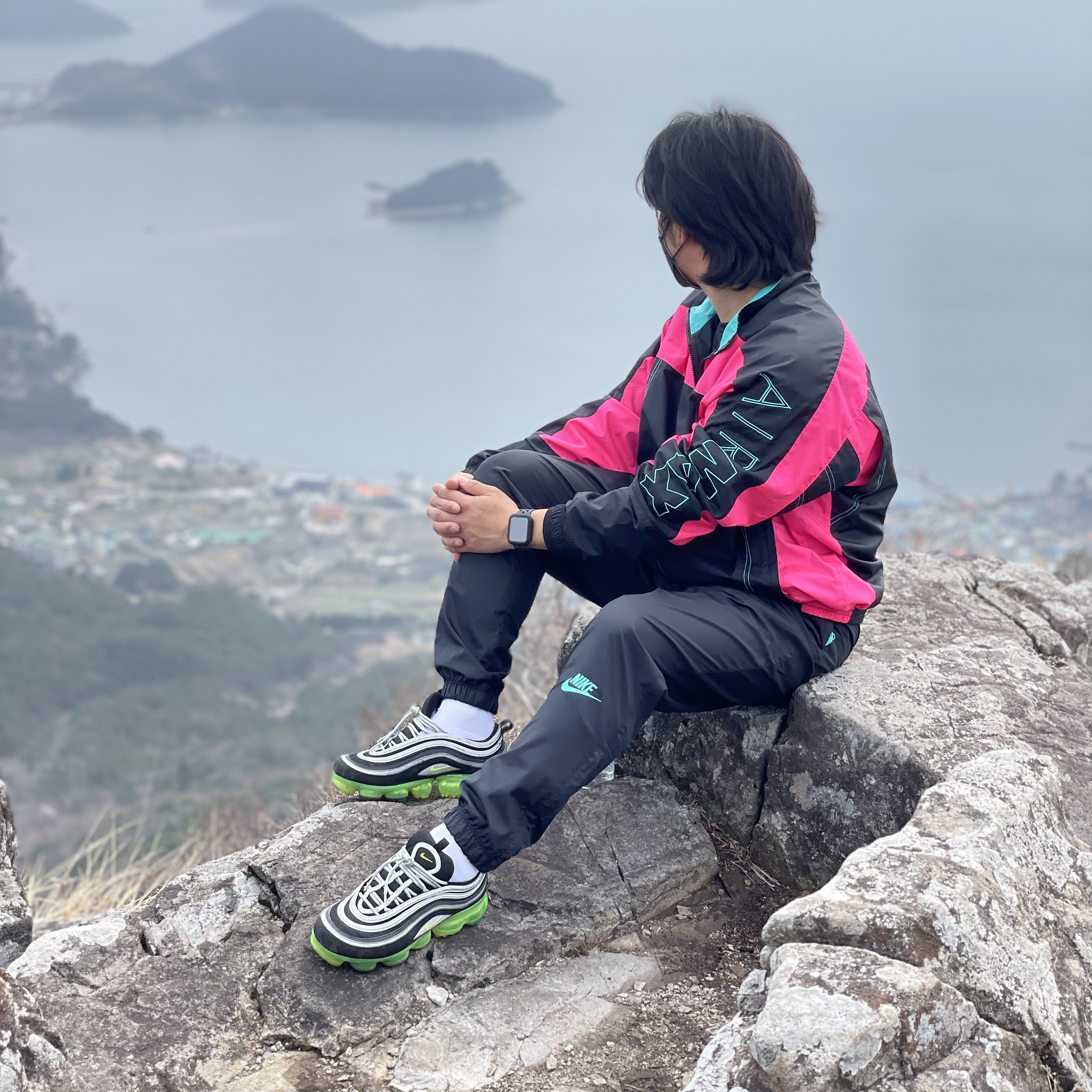Nike Air VaporMax 97 Black Volt, Nike x Atmos NRG Vintage PTHWK Track Jacket Black 착용 스타일