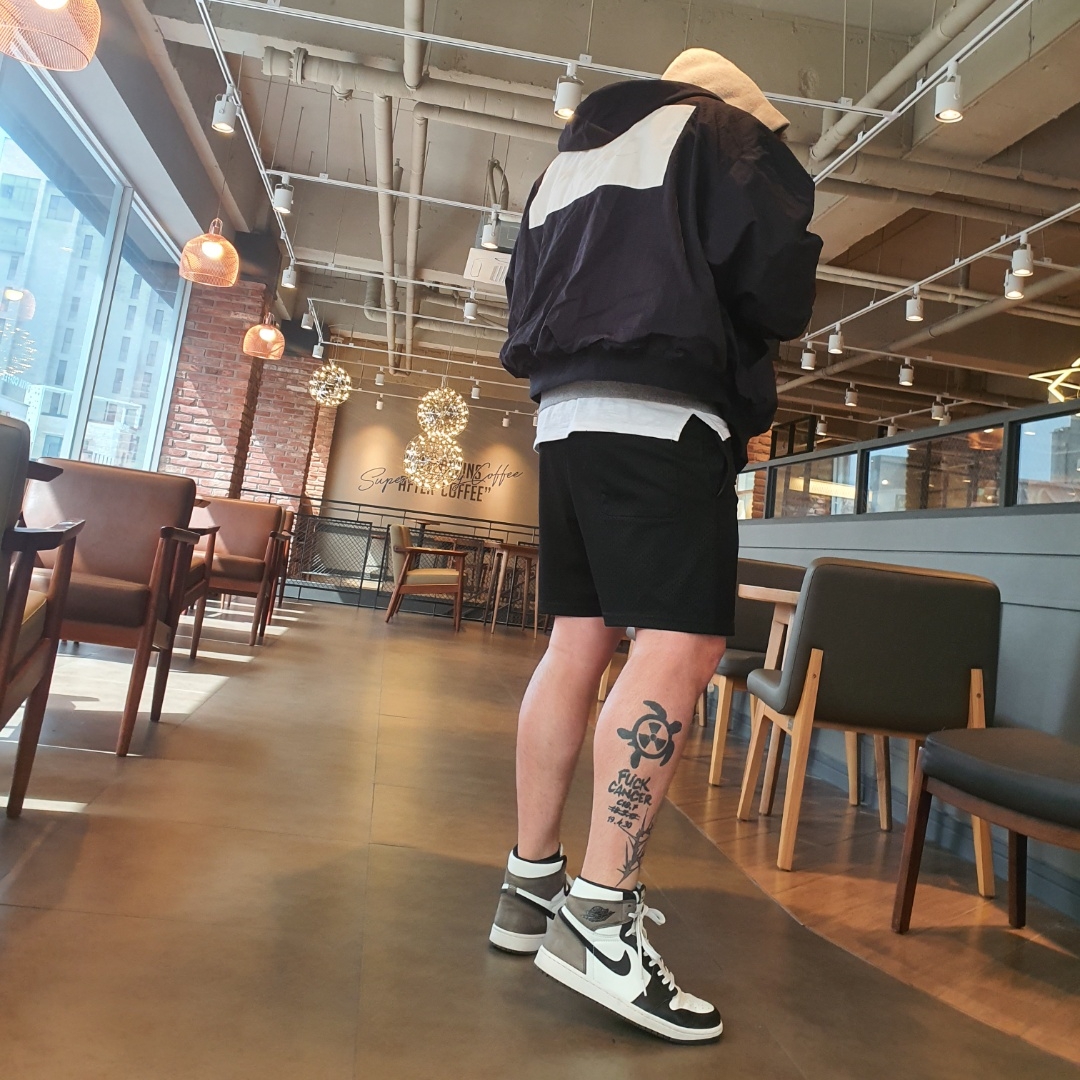 Jordan 1 Retro High OG Black Mocha 착용 스타일 - 2