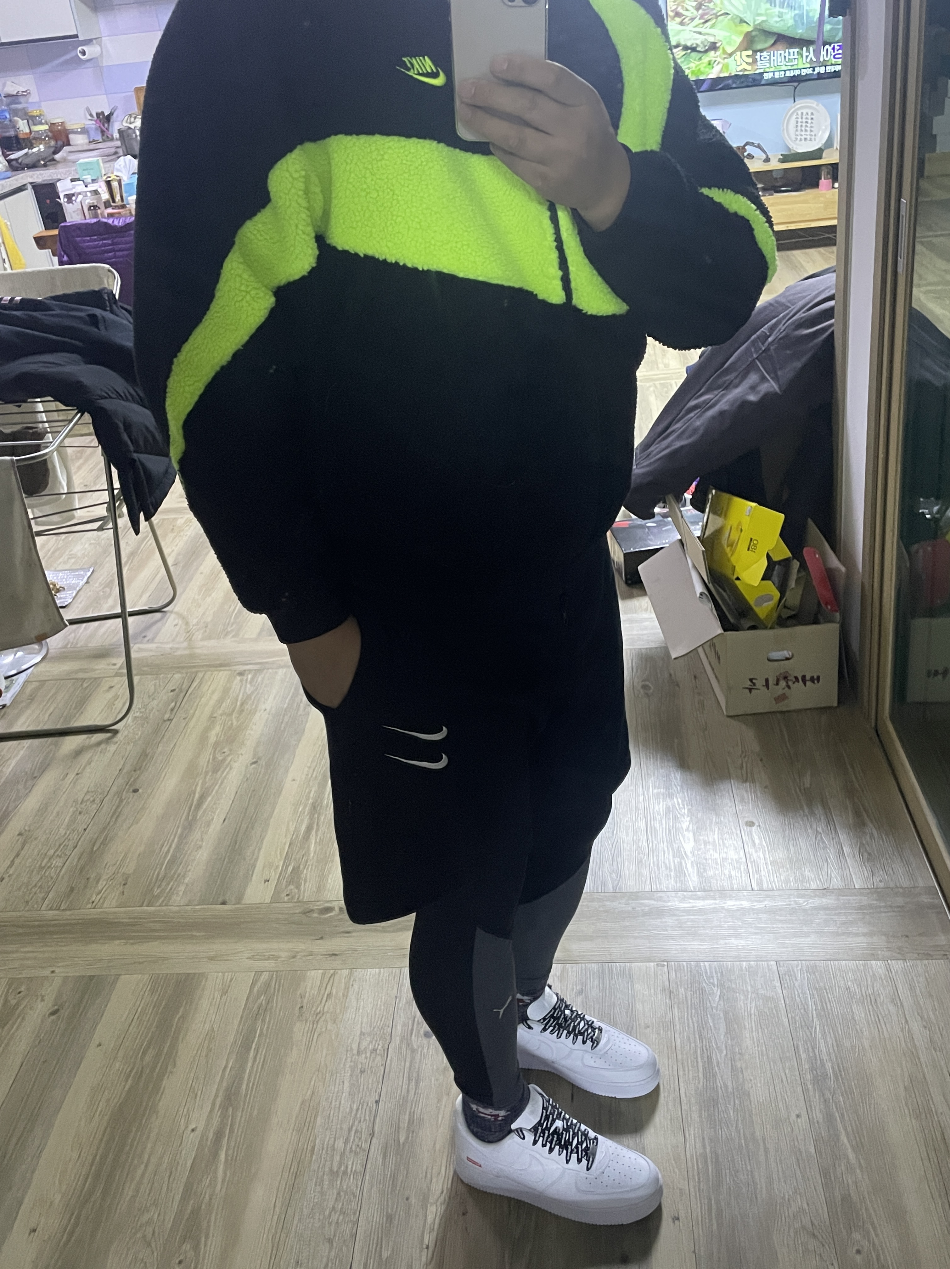 Nike x Supreme Air Force 1 Low White, Nike Big Swoosh Full Zip Jacket Black Volt 착용 스타일