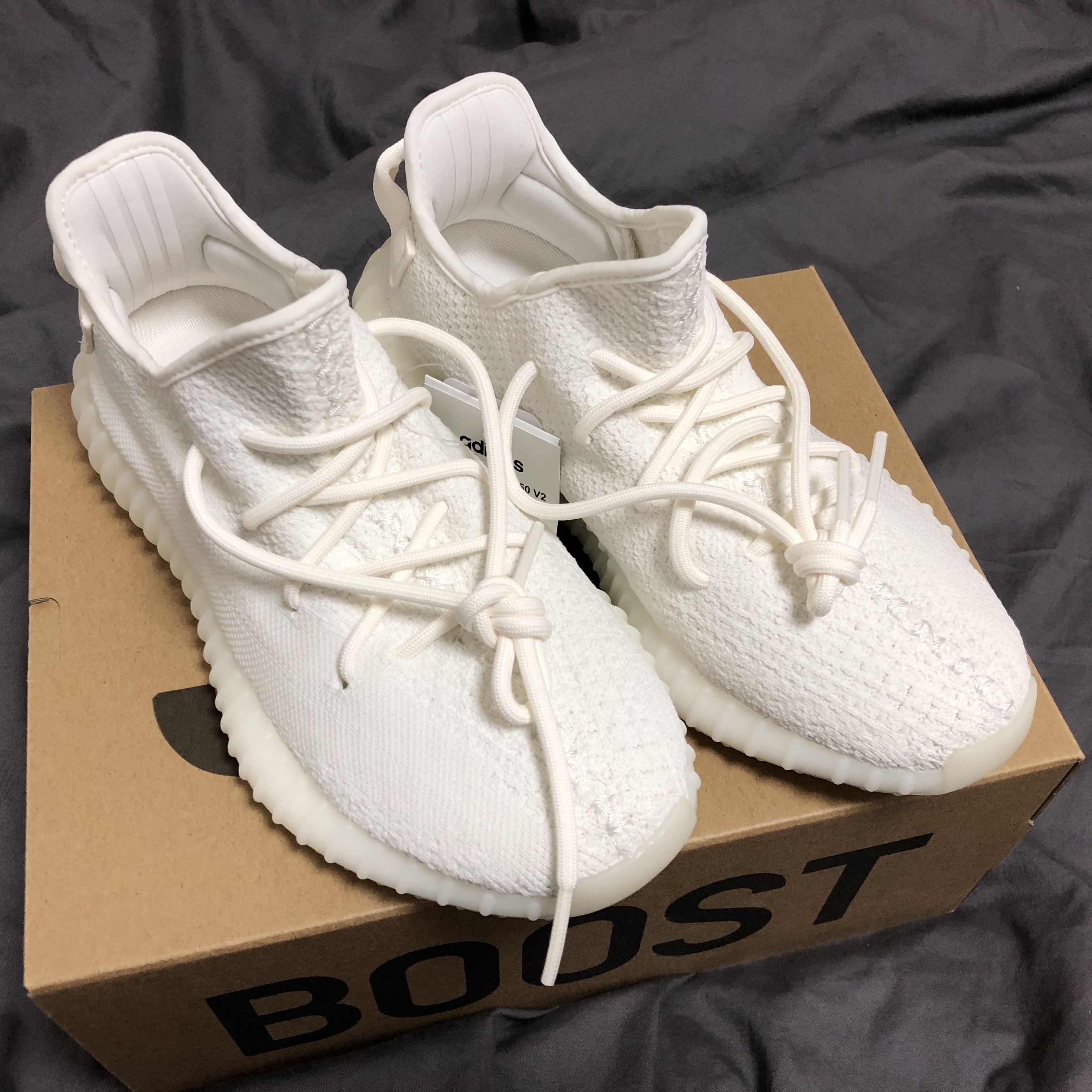 Adidas Yeezy Boost 350 V2 Cream/Triple White 착용 스타일 - 2